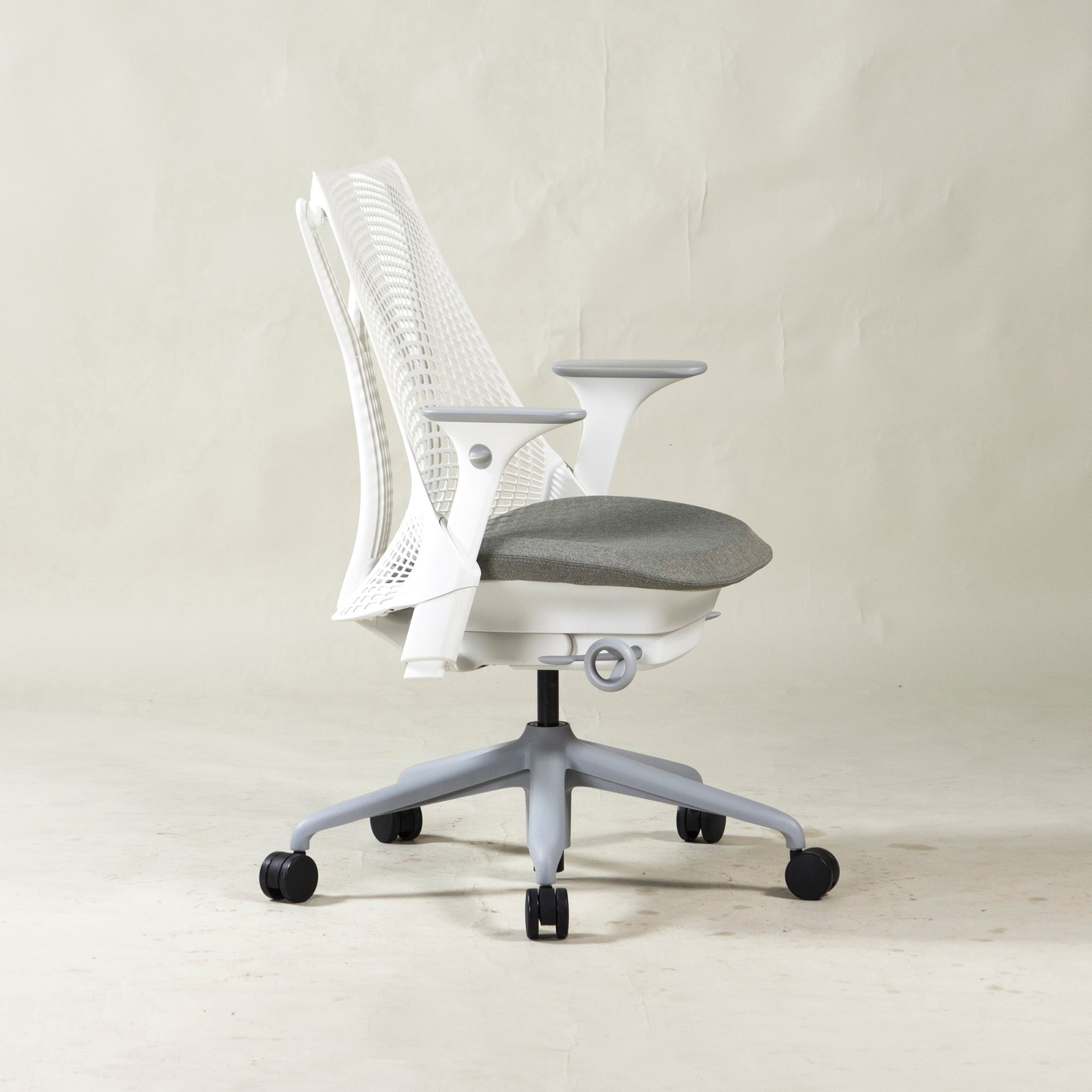 ◆Made in 2021◆Good condition◆Herman Miller Sail Chair Adjustable Arm White x Gray Desk Chair