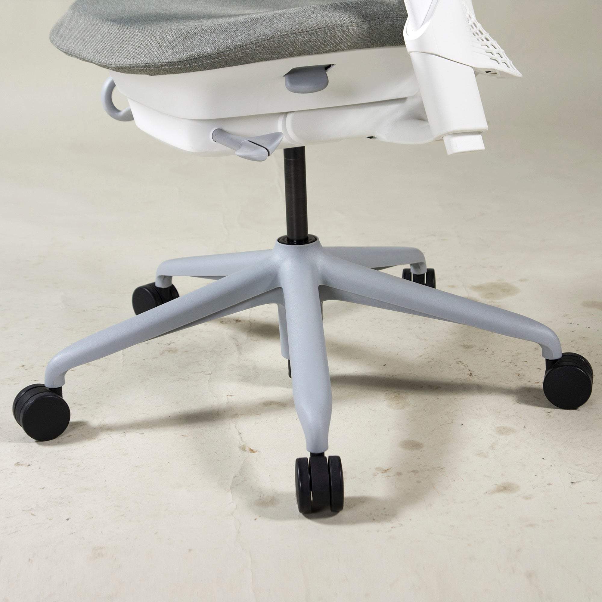 ◆Made in 2021◆Good condition◆Herman Miller Sail Chair Adjustable Arm White x Gray Desk Chair