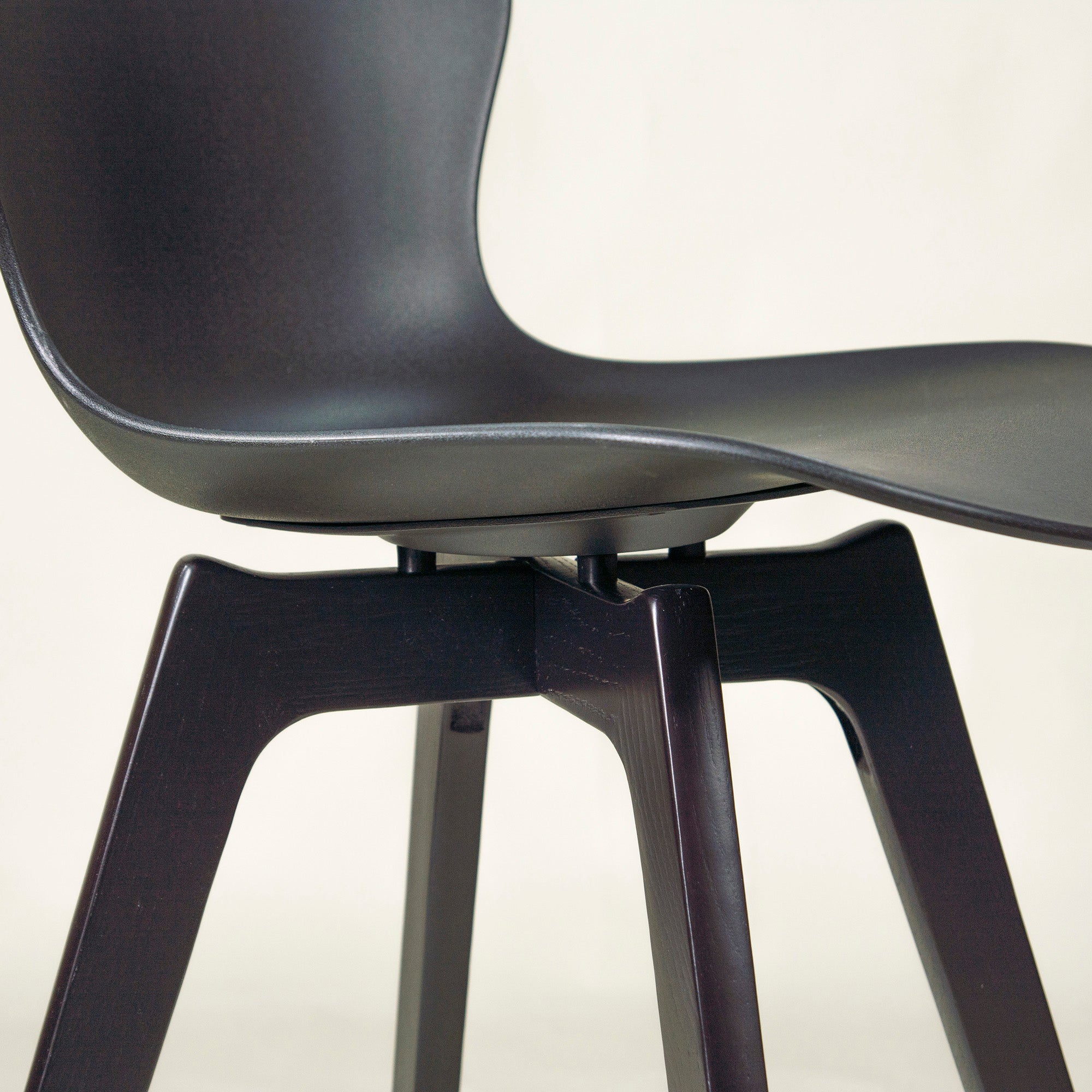 BoConcept Counter Chair BoConcept ADELAIDE/Adelaide Counter Stool Black x Espresso Oak (1) Nordic Modern