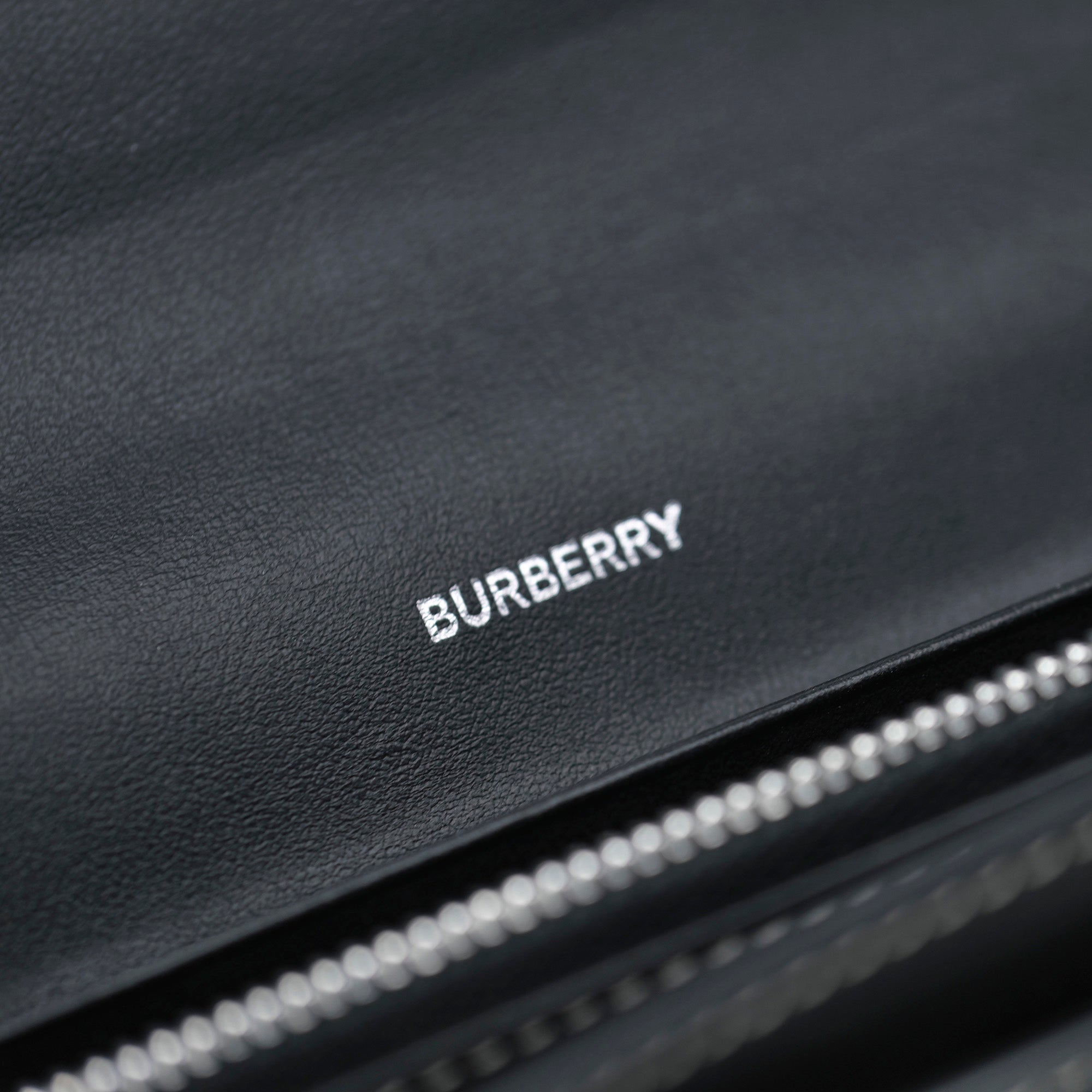 バーバリー BURBERRY エンボスロゴ フラップ長財布 コットンキャンバス レザー