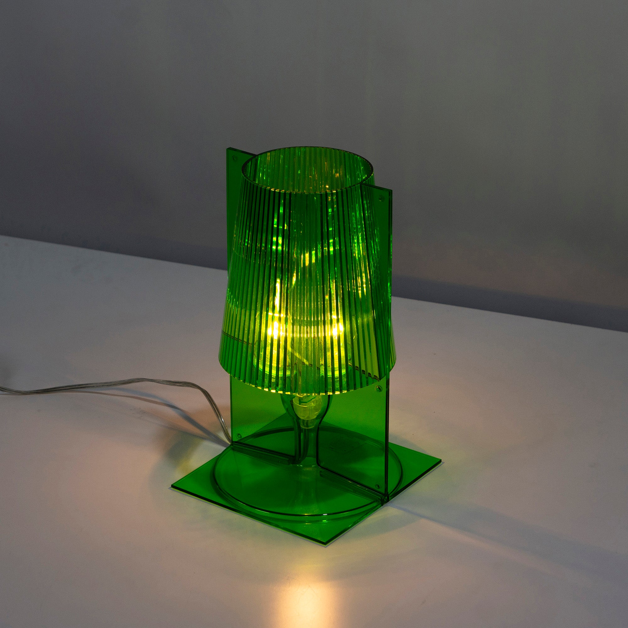 カルテル テーブルランプ Kartell TAKE テイク グリーン テーブルスタンド イタリア製 モダン デスクランプ 間接照明 照明