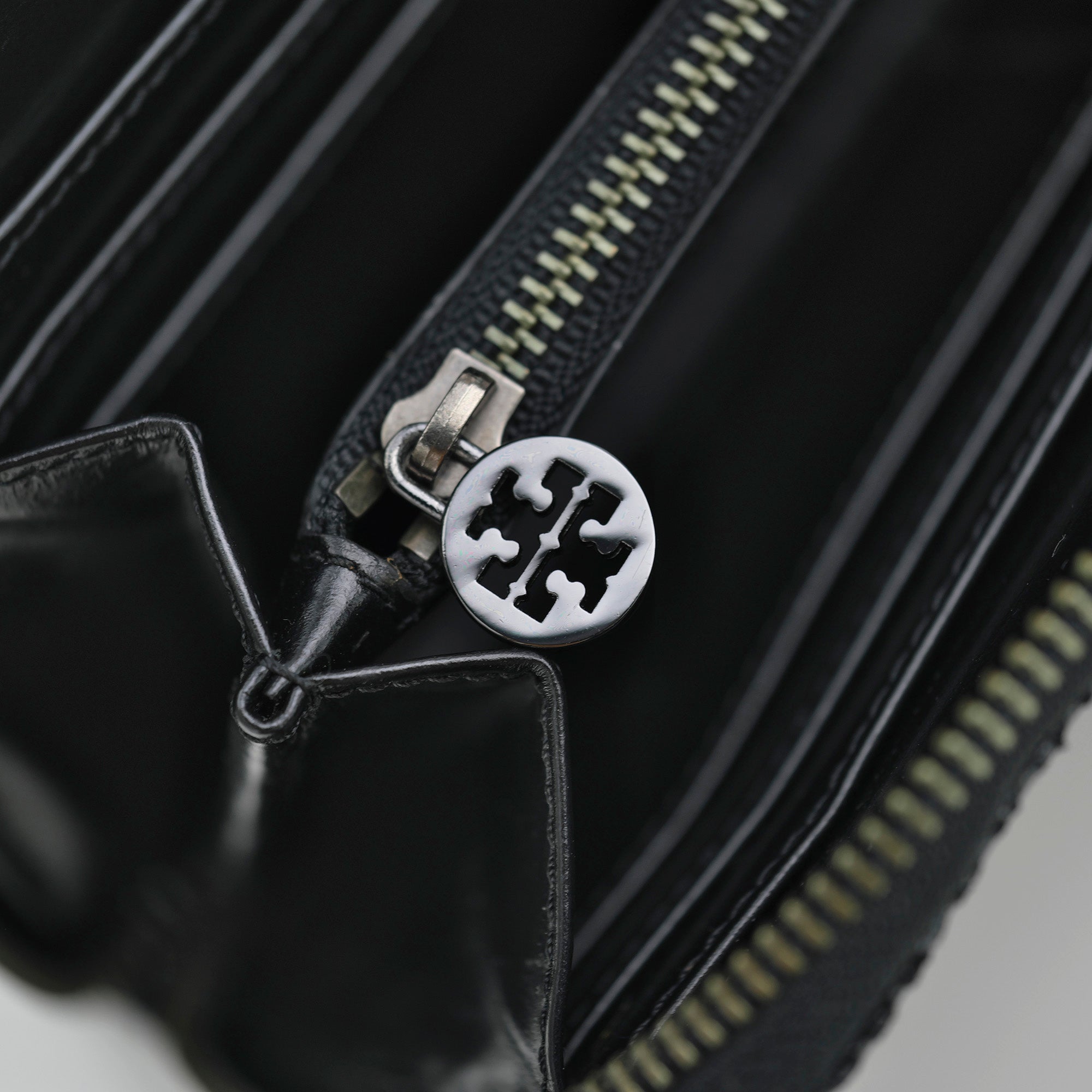 トリーバーチ TORY BURCH 長財布 ラウンドファスナー ロゴプレート レザー パイソン柄 ユニセックス 美品