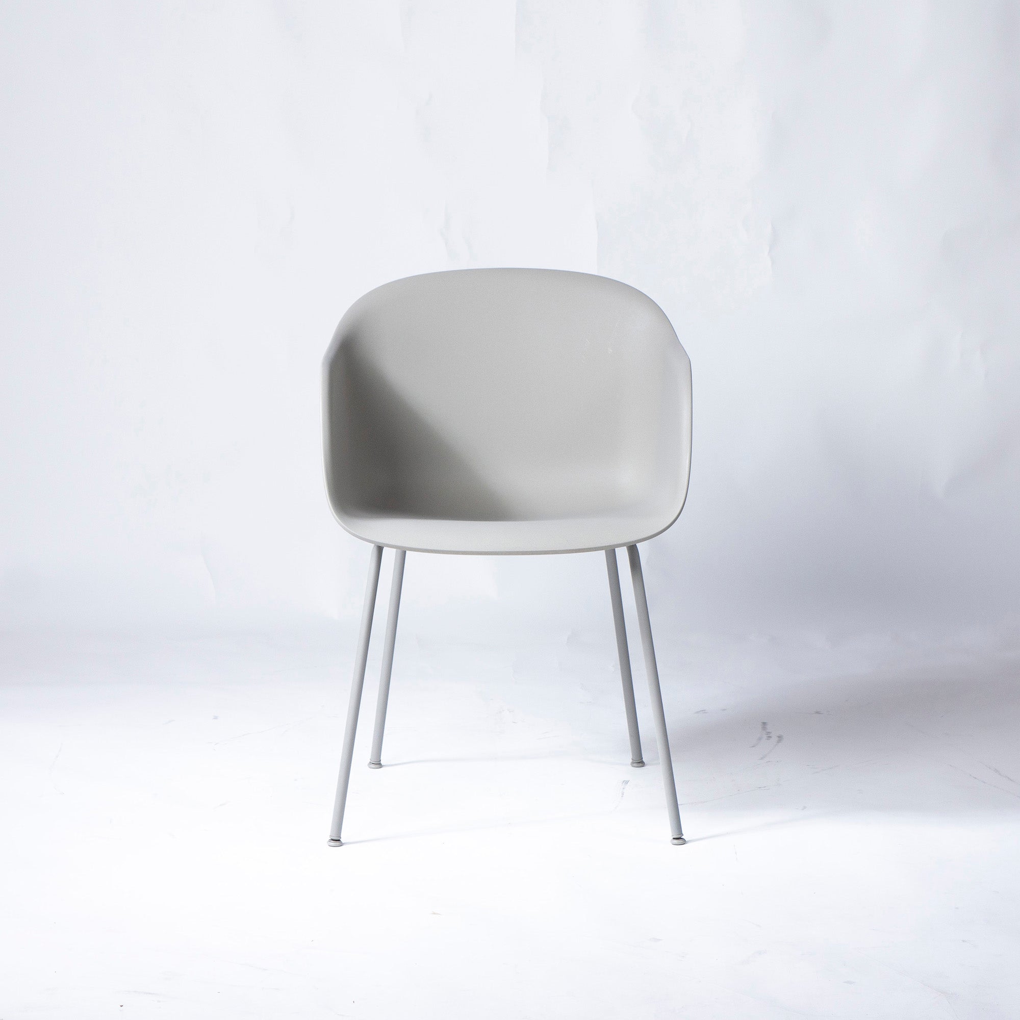 【中古】ダイニングチェア ムート Muuto ファイバーアームチェア チューブベース グレー シェルチェア 北欧モダン エレガント デザイナーズ デンマーク【中古家具】【中古ダイニングチェア】【USED家具】【リユース】【デザイナーズ家具】