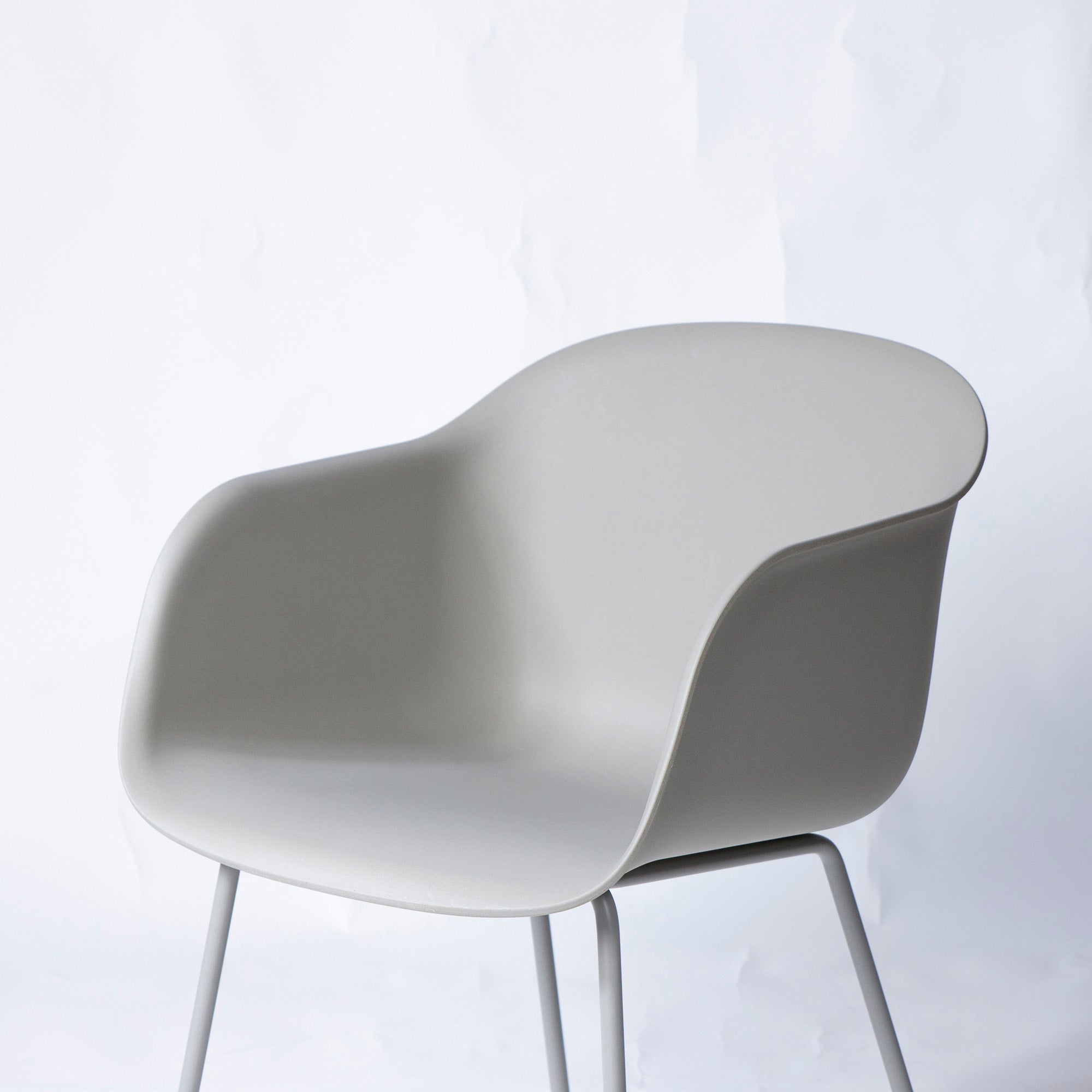 【中古】ダイニングチェア ムート Muuto ファイバーアームチェア チューブベース グレー シェルチェア 北欧モダン エレガント デザイナーズ デンマーク【中古家具】【中古ダイニングチェア】【USED家具】【リユース】【デザイナーズ家具】