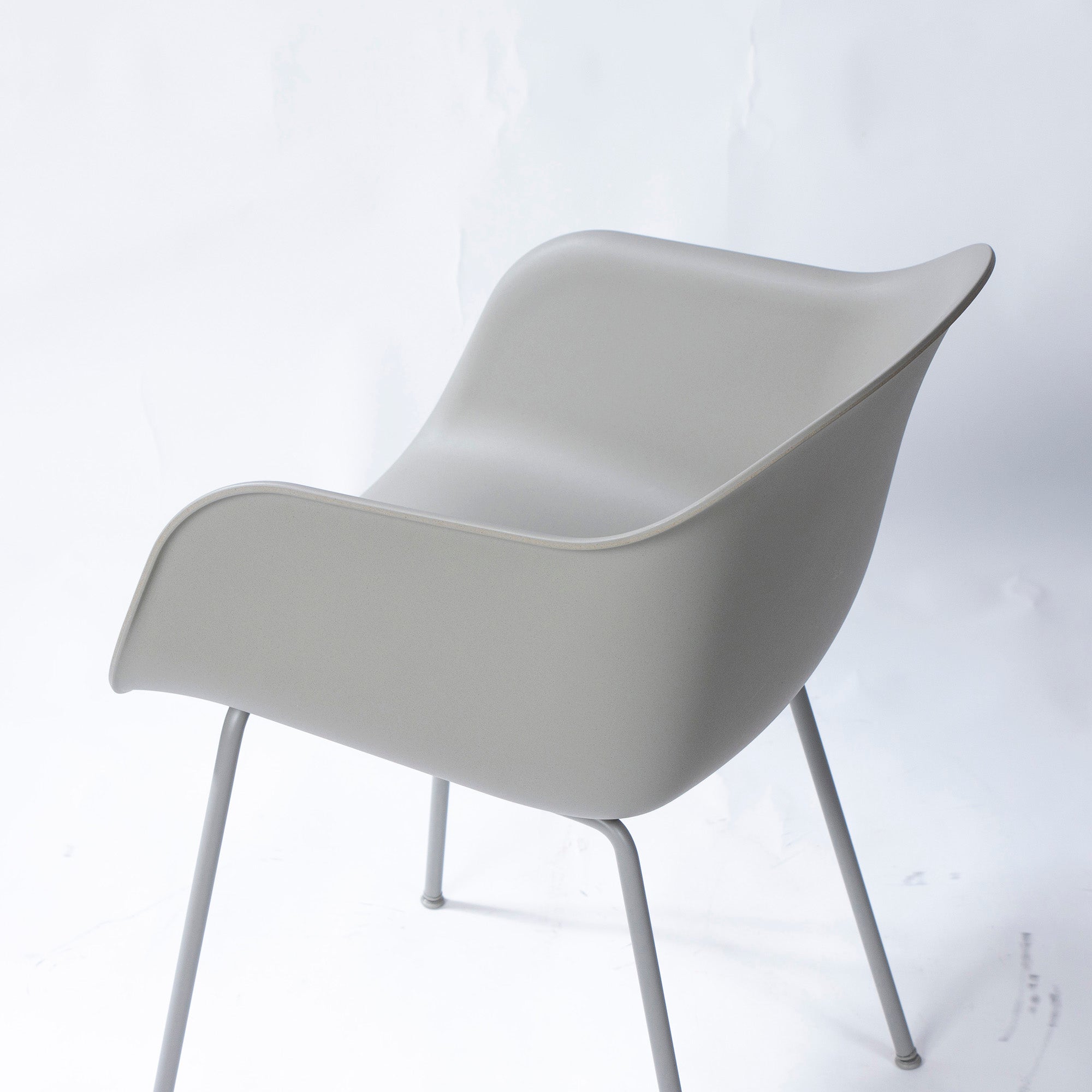 【中古】ダイニングチェア ムート Muuto ファイバーアームチェア チューブベース グレー シェルチェア 北欧モダン エレガント デザイナーズ デンマーク【中古家具】【中古ダイニングチェア】【USED家具】【リユース】【デザイナーズ家具】