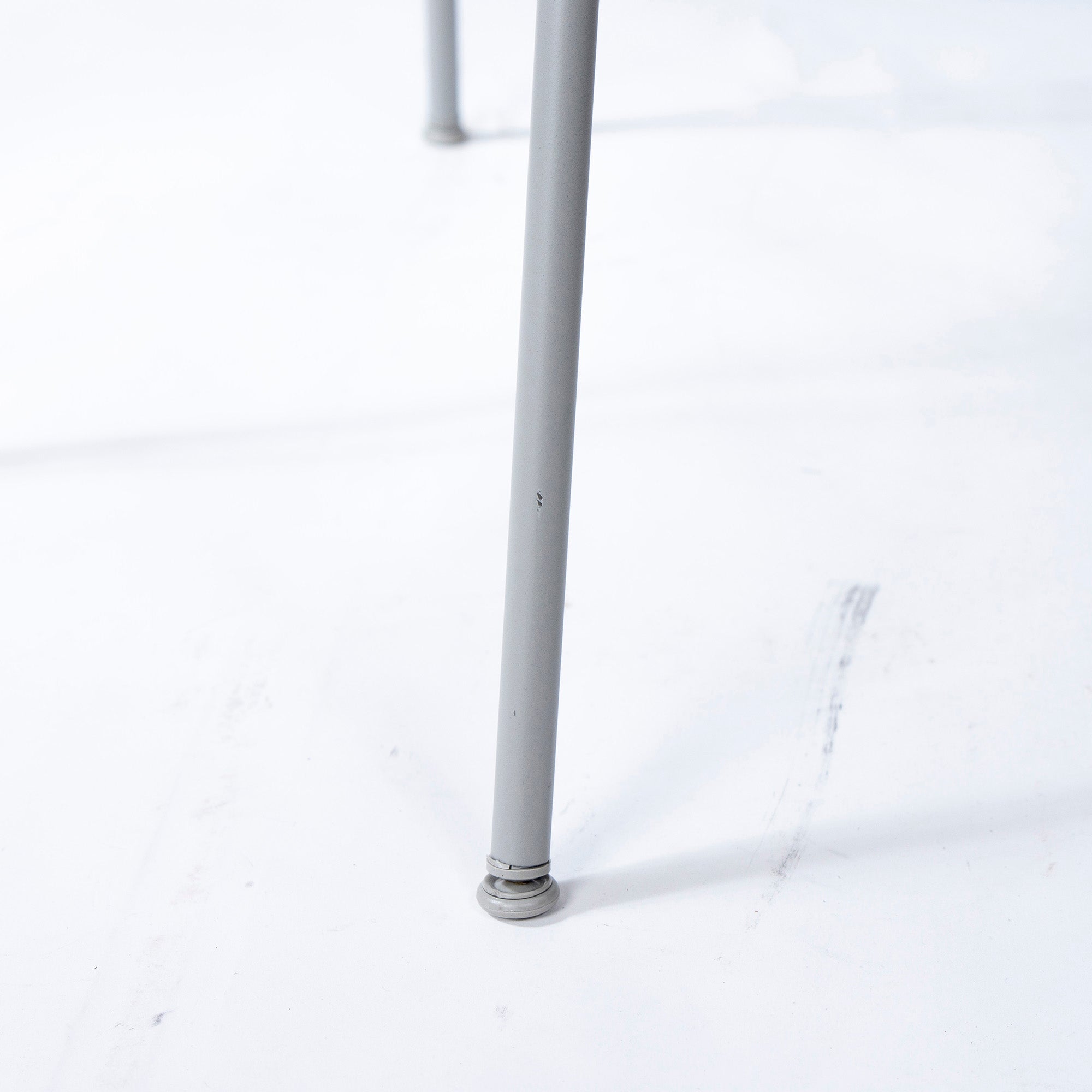 【中古】ダイニングチェア ムート Muuto ファイバーアームチェア チューブベース グレー シェルチェア 北欧モダン エレガント デザイナーズ デンマーク【中古家具】【中古ダイニングチェア】【USED家具】【リユース】【デザイナーズ家具】