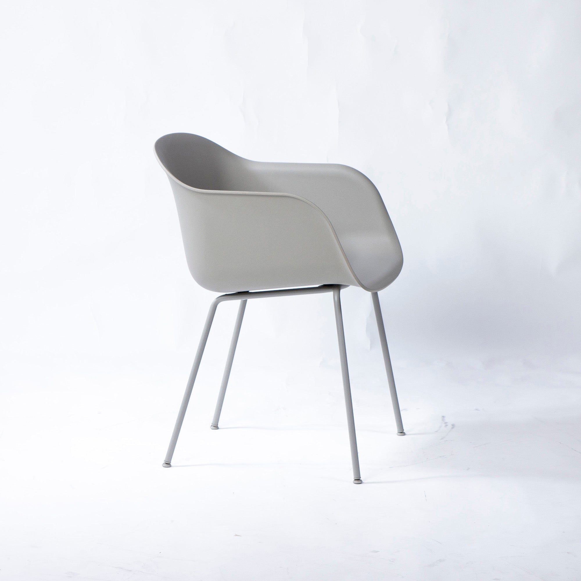 【中古】ダイニングチェア ムート Muuto ファイバーアームチェア チューブベース グレー シェルチェア 北欧モダン エレガント デザイナーズ デンマーク【中古家具】【中古ダイニングチェア】【USED家具】【リユース】【デザイナーズ家具】