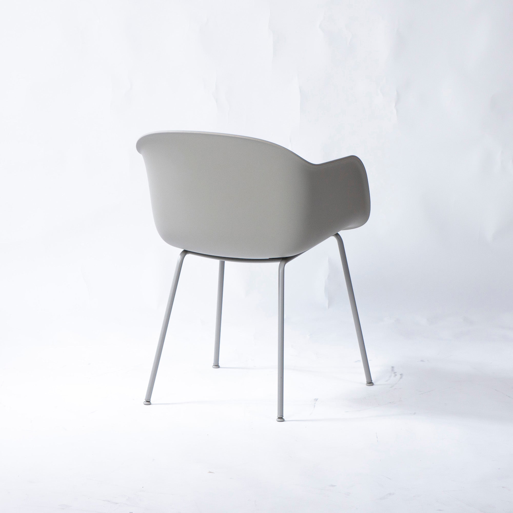 【中古】ダイニングチェア ムート Muuto ファイバーアームチェア チューブベース グレー シェルチェア 北欧モダン エレガント デザイナーズ デンマーク【中古家具】【中古ダイニングチェア】【USED家具】【リユース】【デザイナーズ家具】