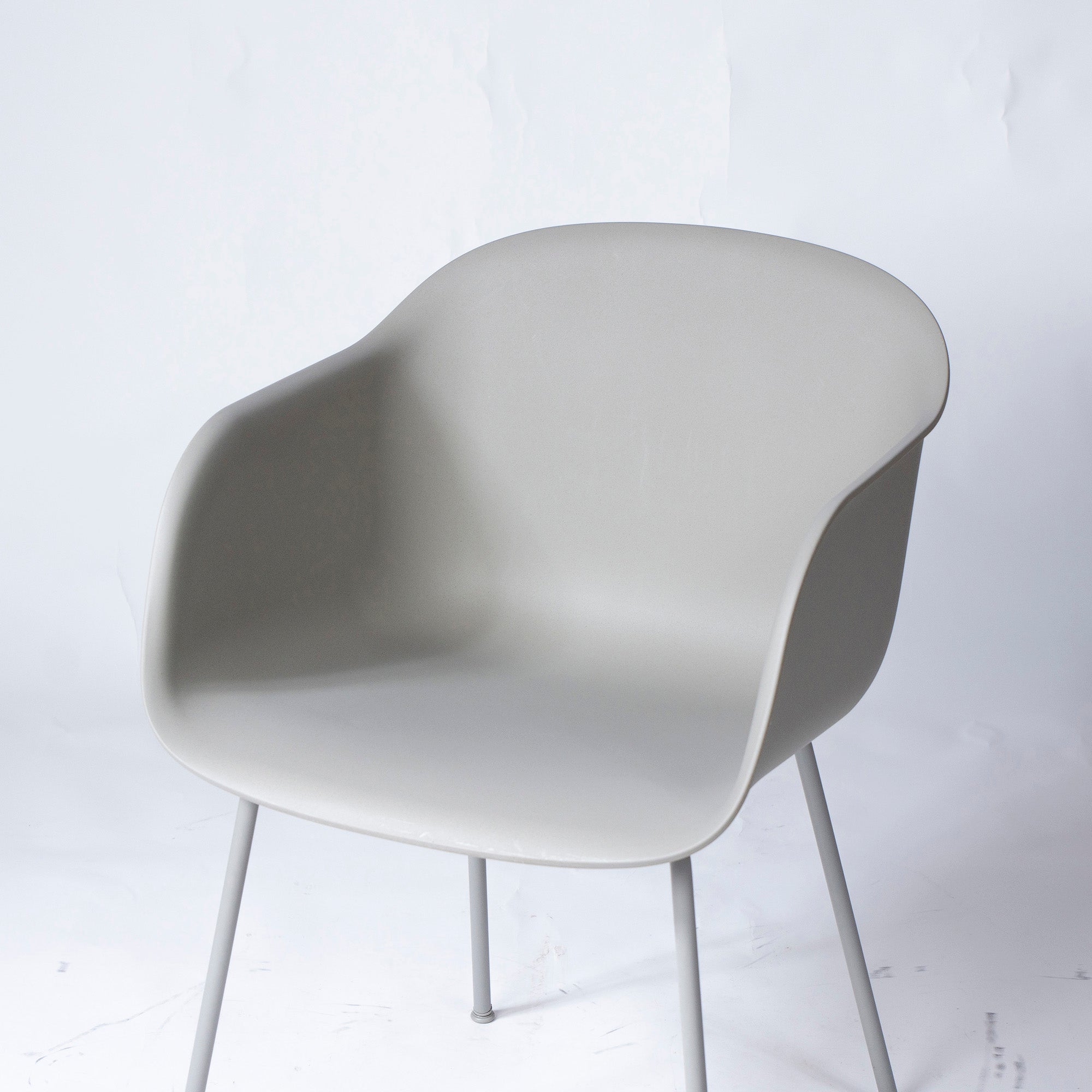 【中古】ダイニングチェア ムート Muuto ファイバーアームチェア チューブベース グレー シェルチェア 北欧モダン エレガント デザイナーズ デンマーク【中古家具】【中古ダイニングチェア】【USED家具】【リユース】【デザイナーズ家具】