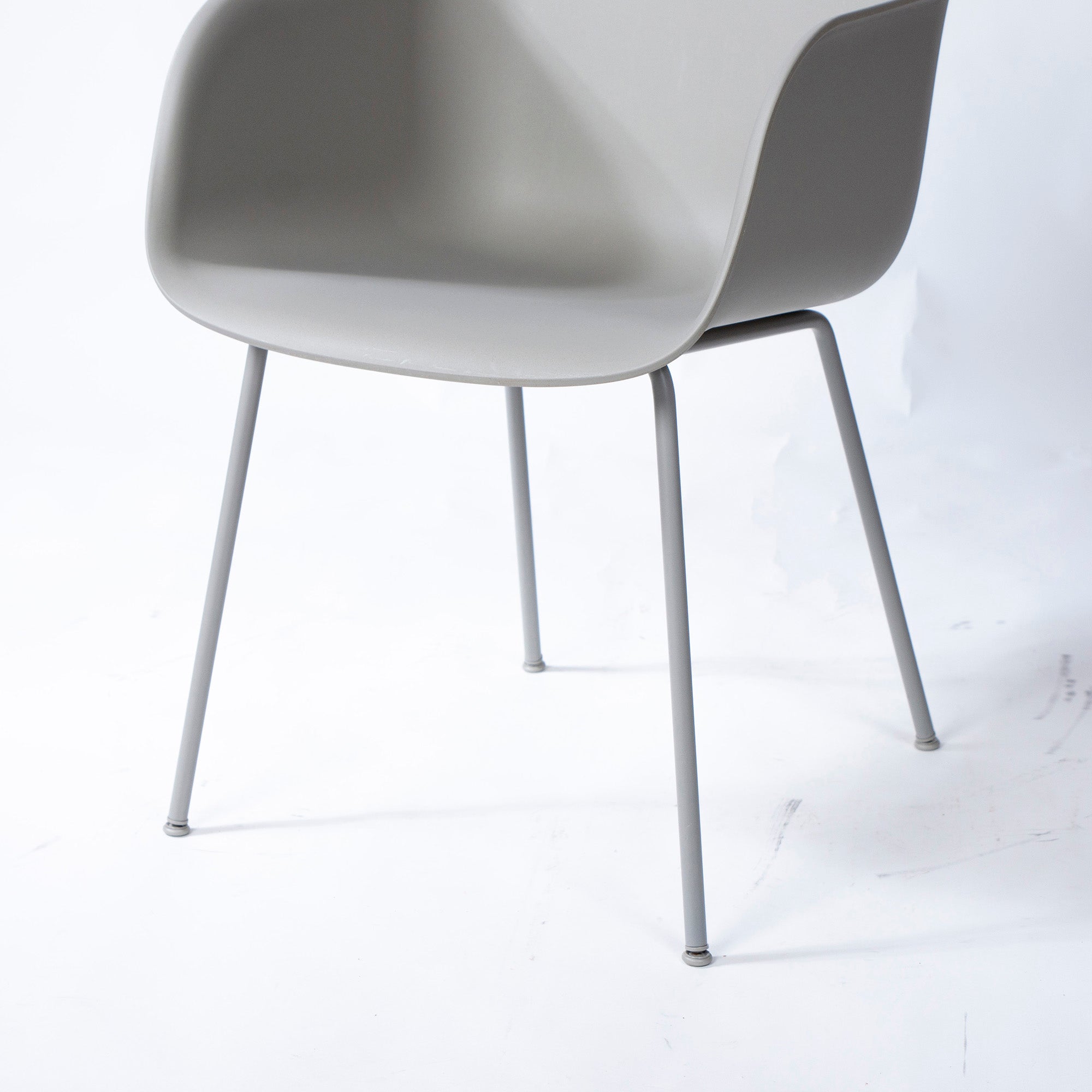 【中古】ダイニングチェア ムート Muuto ファイバーアームチェア チューブベース グレー シェルチェア 北欧モダン エレガント デザイナーズ デンマーク【中古家具】【中古ダイニングチェア】【USED家具】【リユース】【デザイナーズ家具】