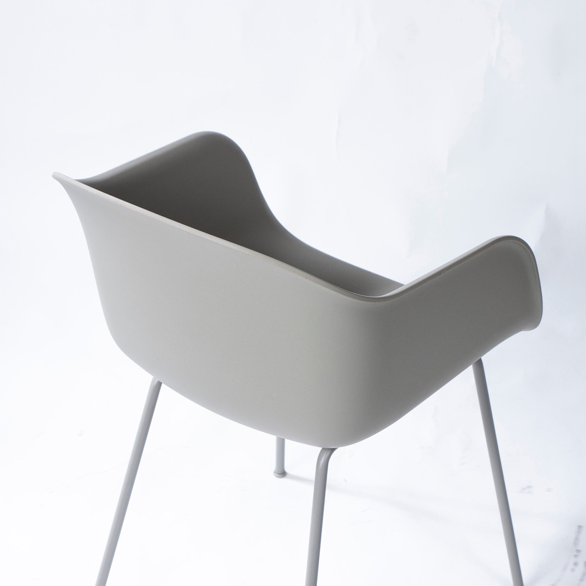 【中古】ダイニングチェア ムート Muuto ファイバーアームチェア チューブベース グレー シェルチェア 北欧モダン エレガント デザイナーズ デンマーク【中古家具】【中古ダイニングチェア】【USED家具】【リユース】【デザイナーズ家具】