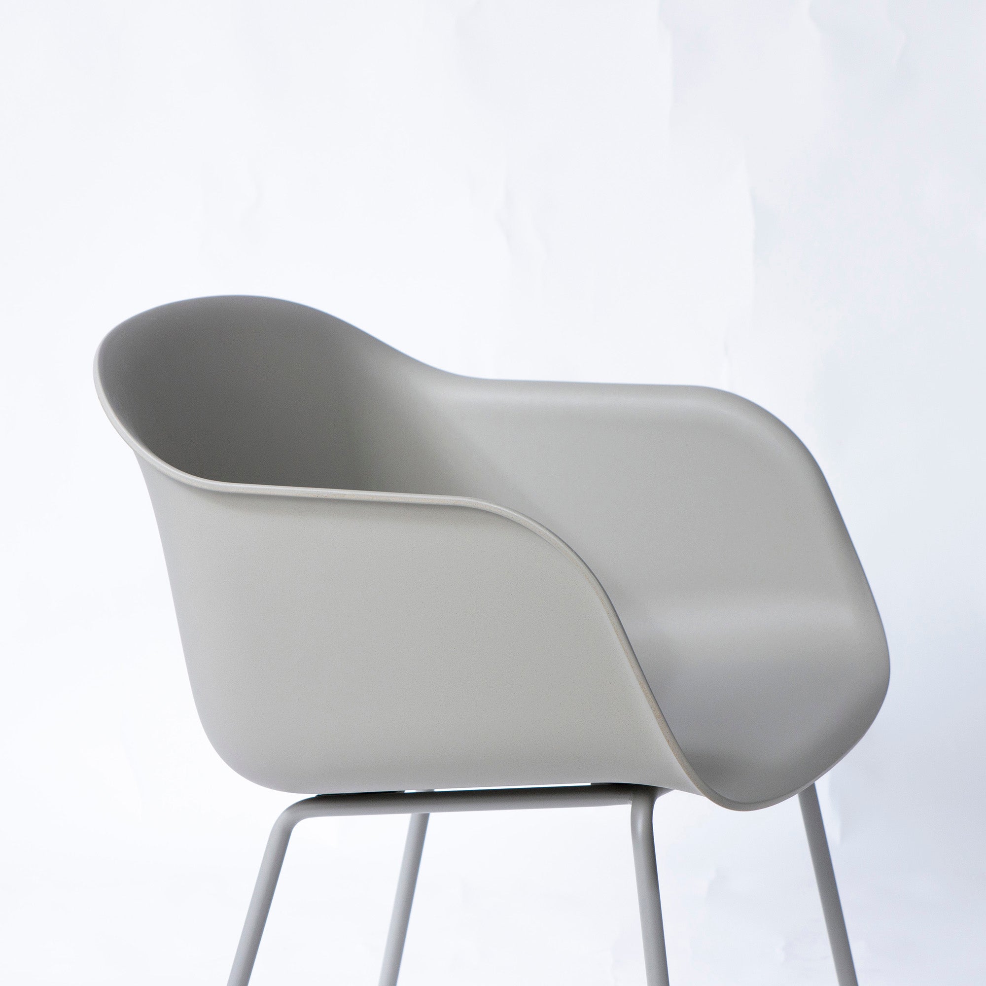 【中古】ダイニングチェア ムート Muuto ファイバーアームチェア チューブベース グレー シェルチェア 北欧モダン エレガント デザイナーズ デンマーク【中古家具】【中古ダイニングチェア】【USED家具】【リユース】【デザイナーズ家具】