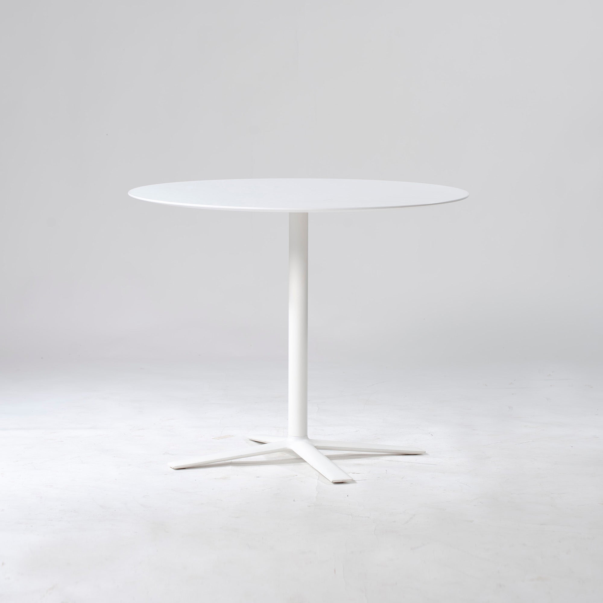 Dining table Cassina ixc. FLOW Cafe table Italian modern Simple modern Round