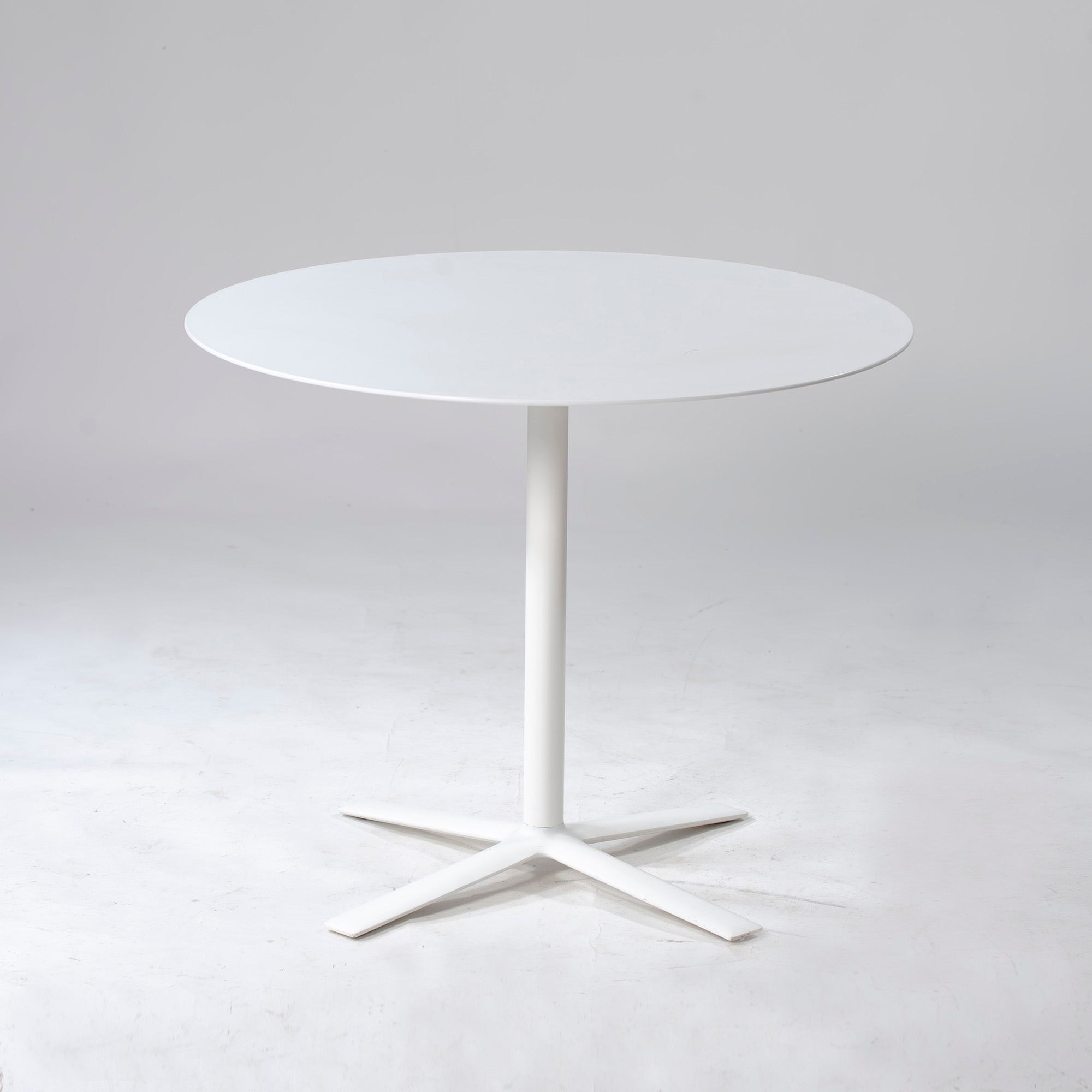 Dining table Cassina ixc. FLOW Cafe table Italian modern Simple modern Round