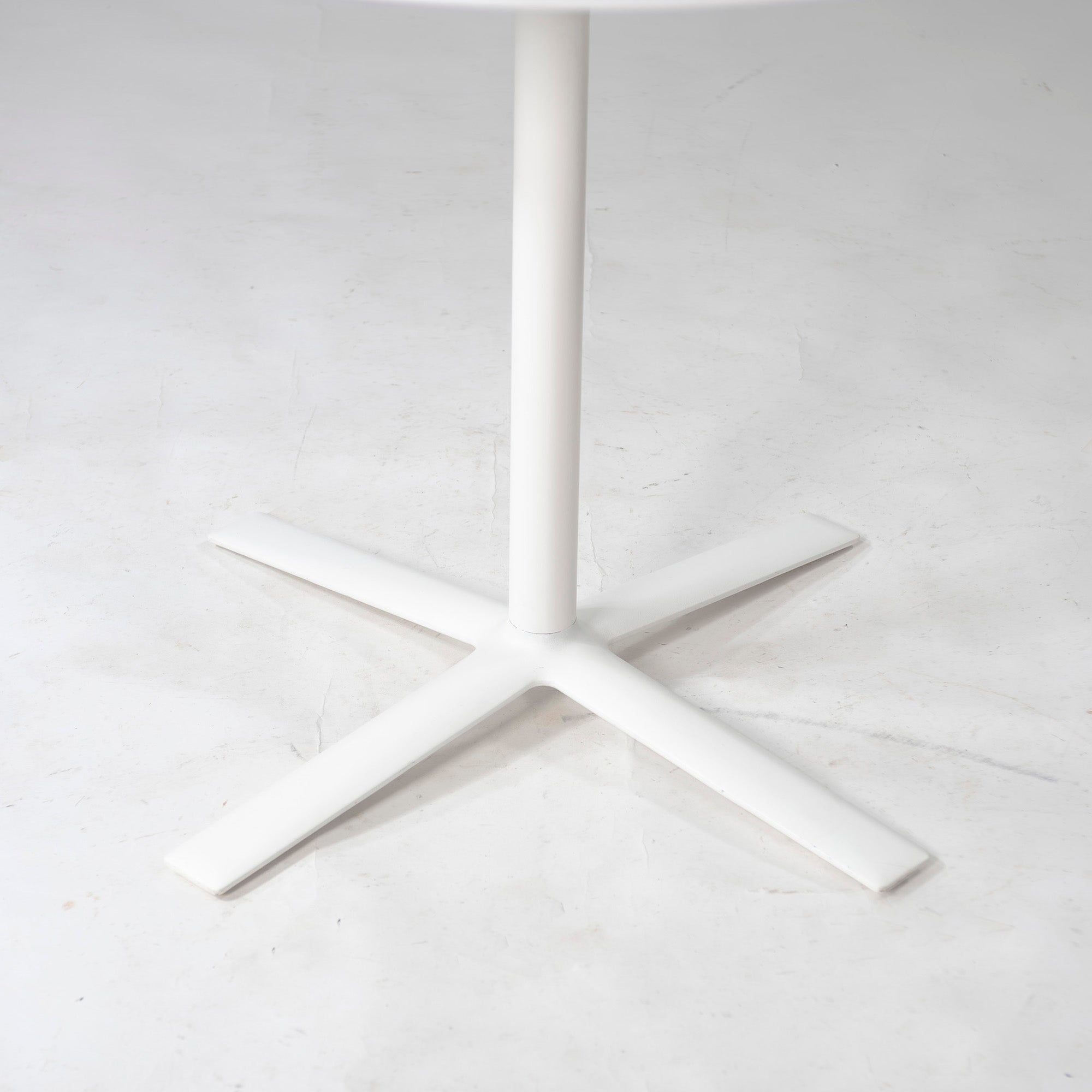 Dining table Cassina ixc. FLOW Cafe table Italian modern Simple modern Round