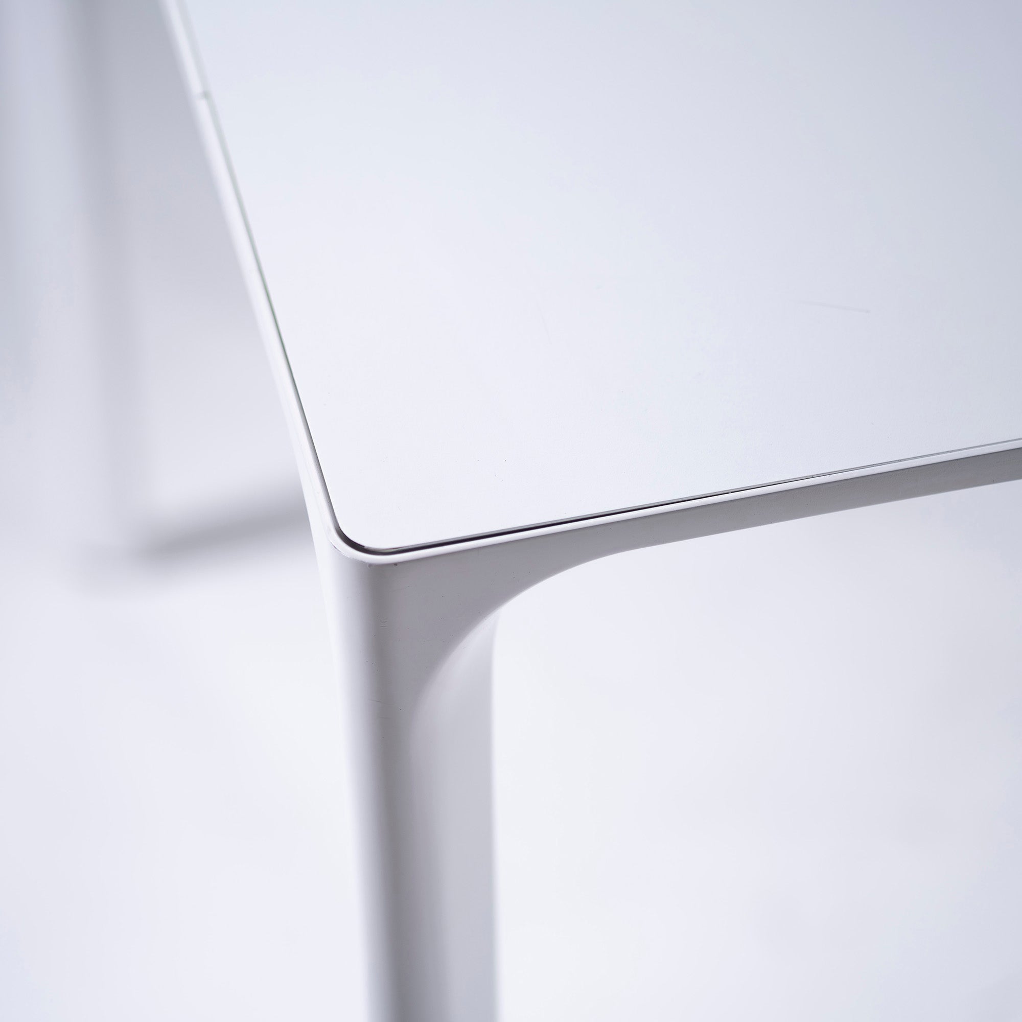Dining table arper NUUR #8014 Melamine top White Minimal modern Italian modern Simple