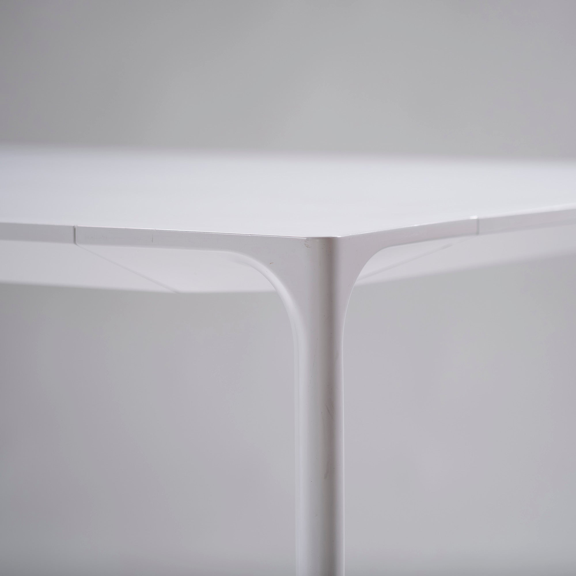 Dining table arper NUUR #8014 Melamine top White Minimal modern Italian modern Simple