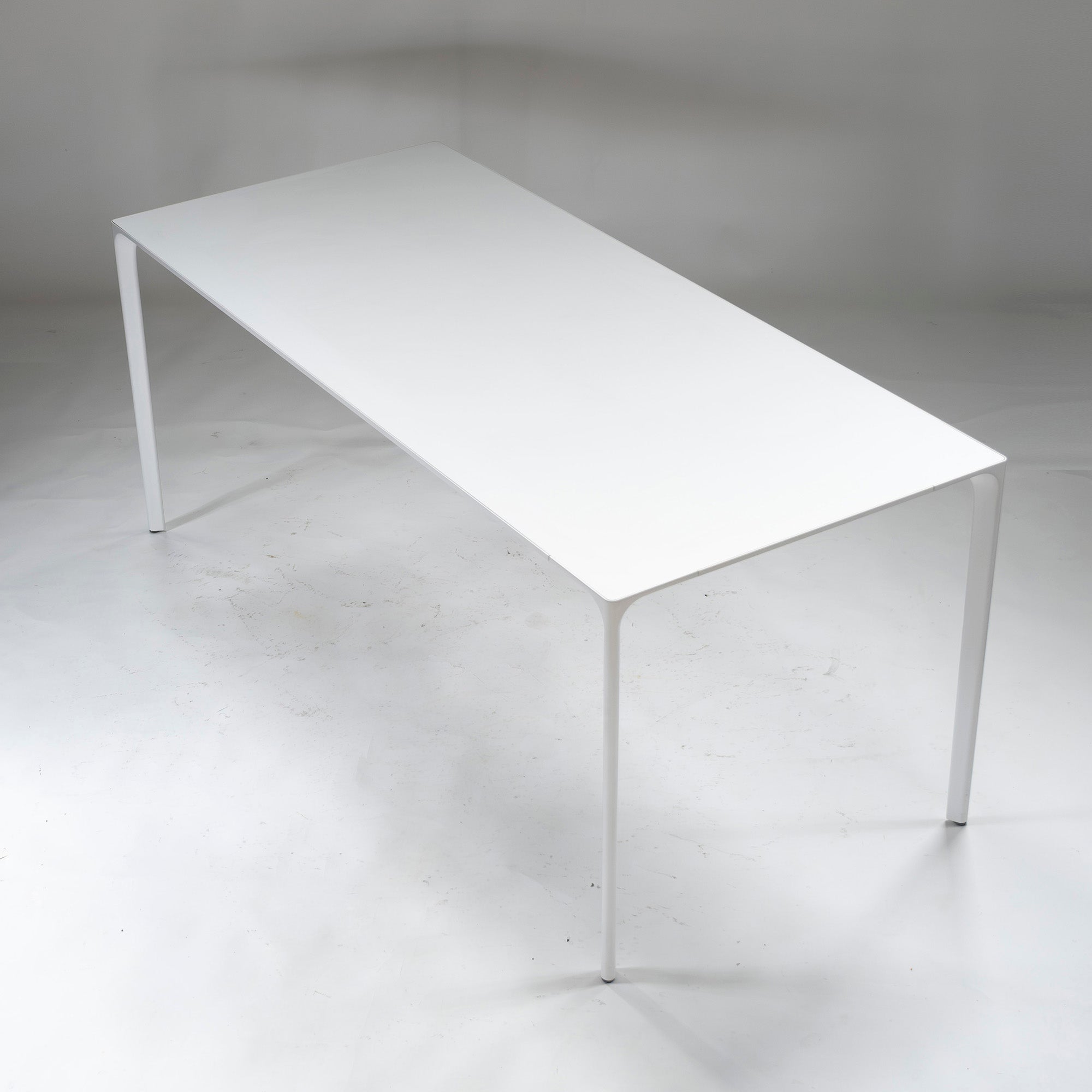 Dining table arper NUUR #8014 Melamine top White Minimal modern Italian modern Simple