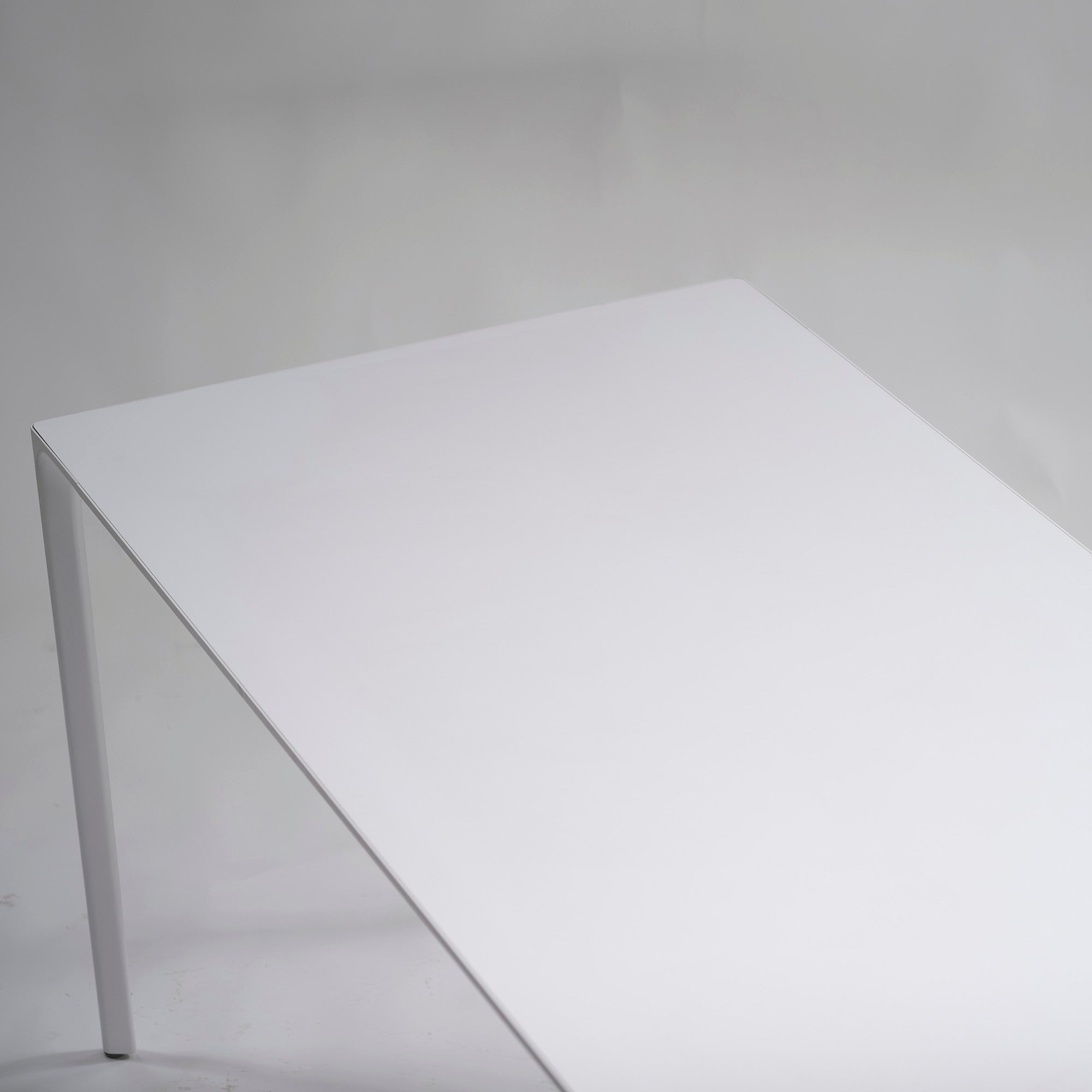 Dining table arper NUUR #8014 Melamine top White Minimal modern Italian modern Simple