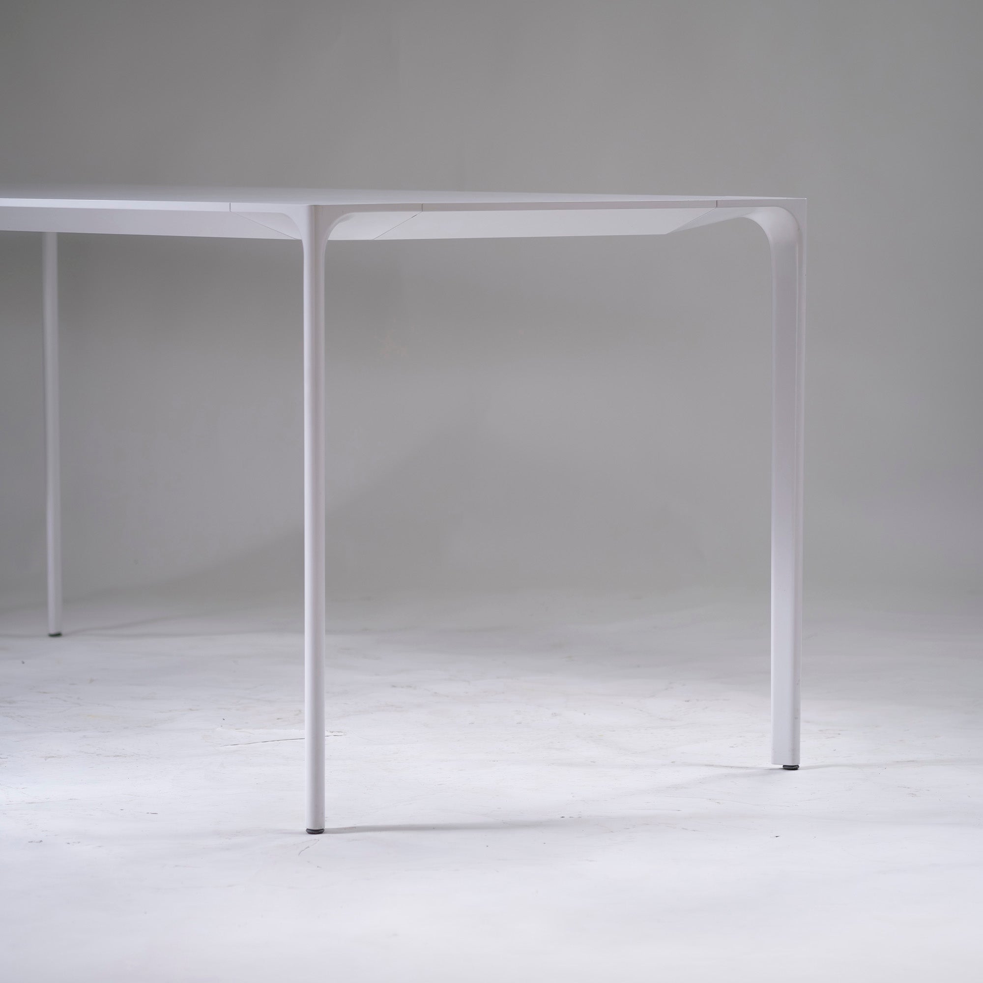 Dining table arper NUUR #8014 Melamine top White Minimal modern Italian modern Simple