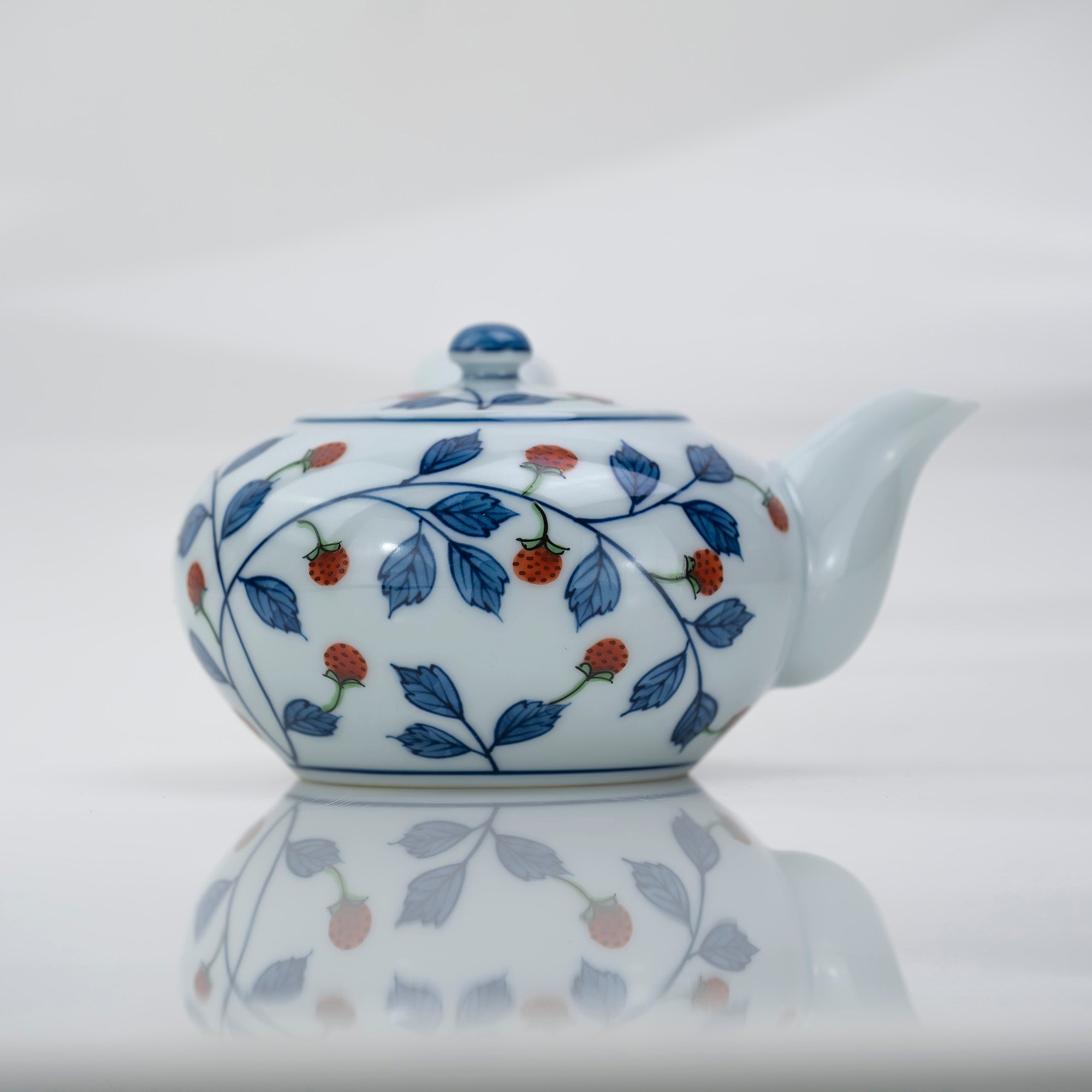 Gen'emon Kiln Somenkin Strawberry Painting Teapot Arita Ware