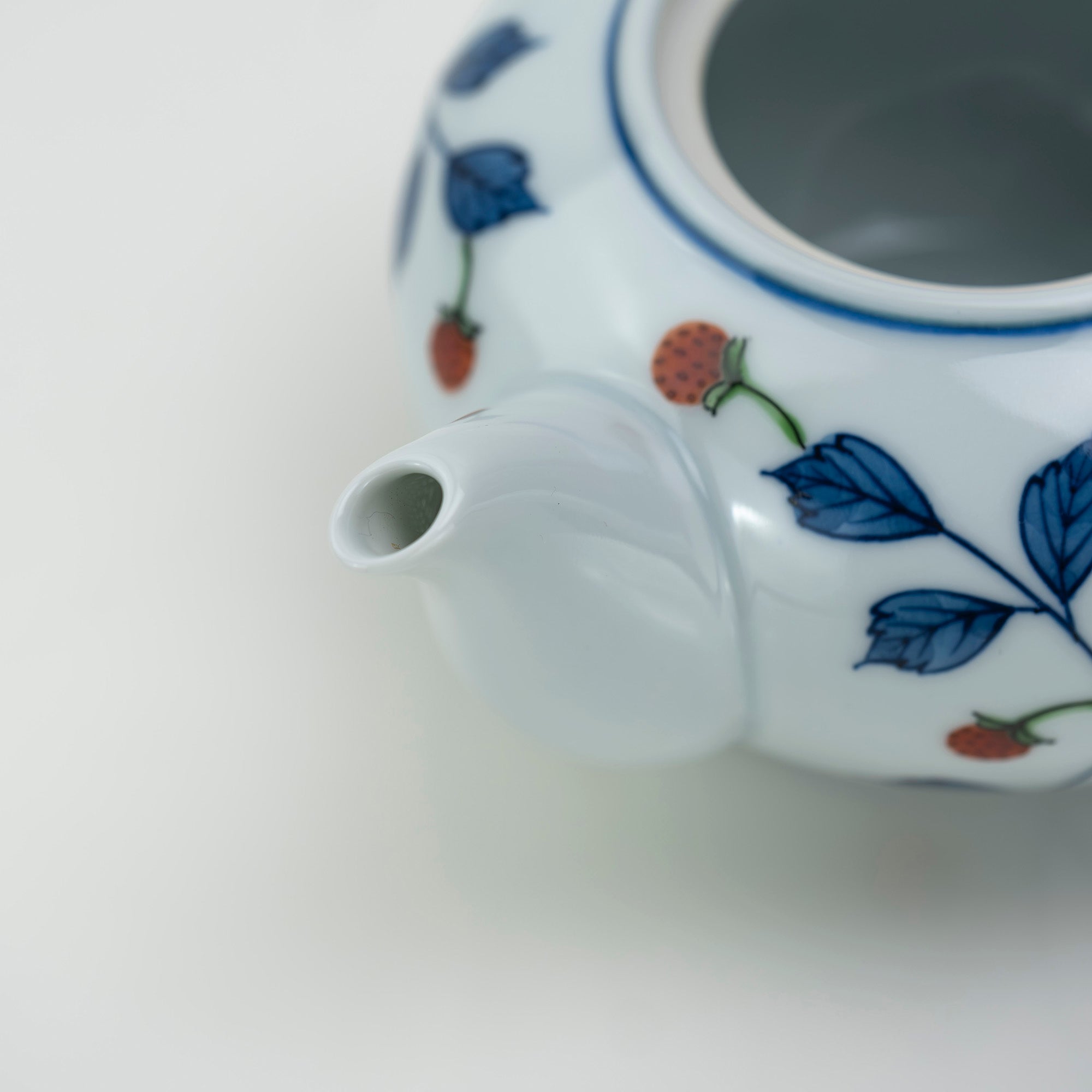 Gen'emon Kiln Somenkin Strawberry Painting Teapot Arita Ware