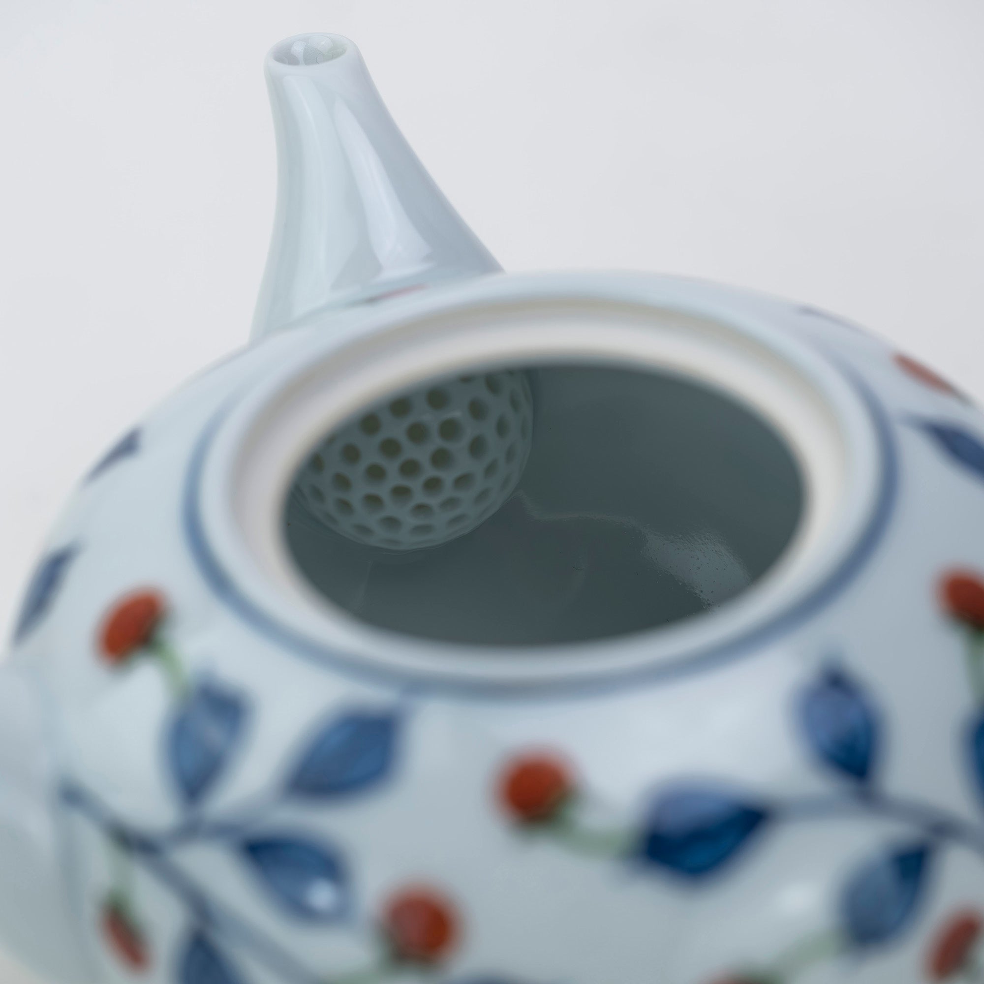 Gen'emon Kiln Somenkin Strawberry Painting Teapot Arita Ware