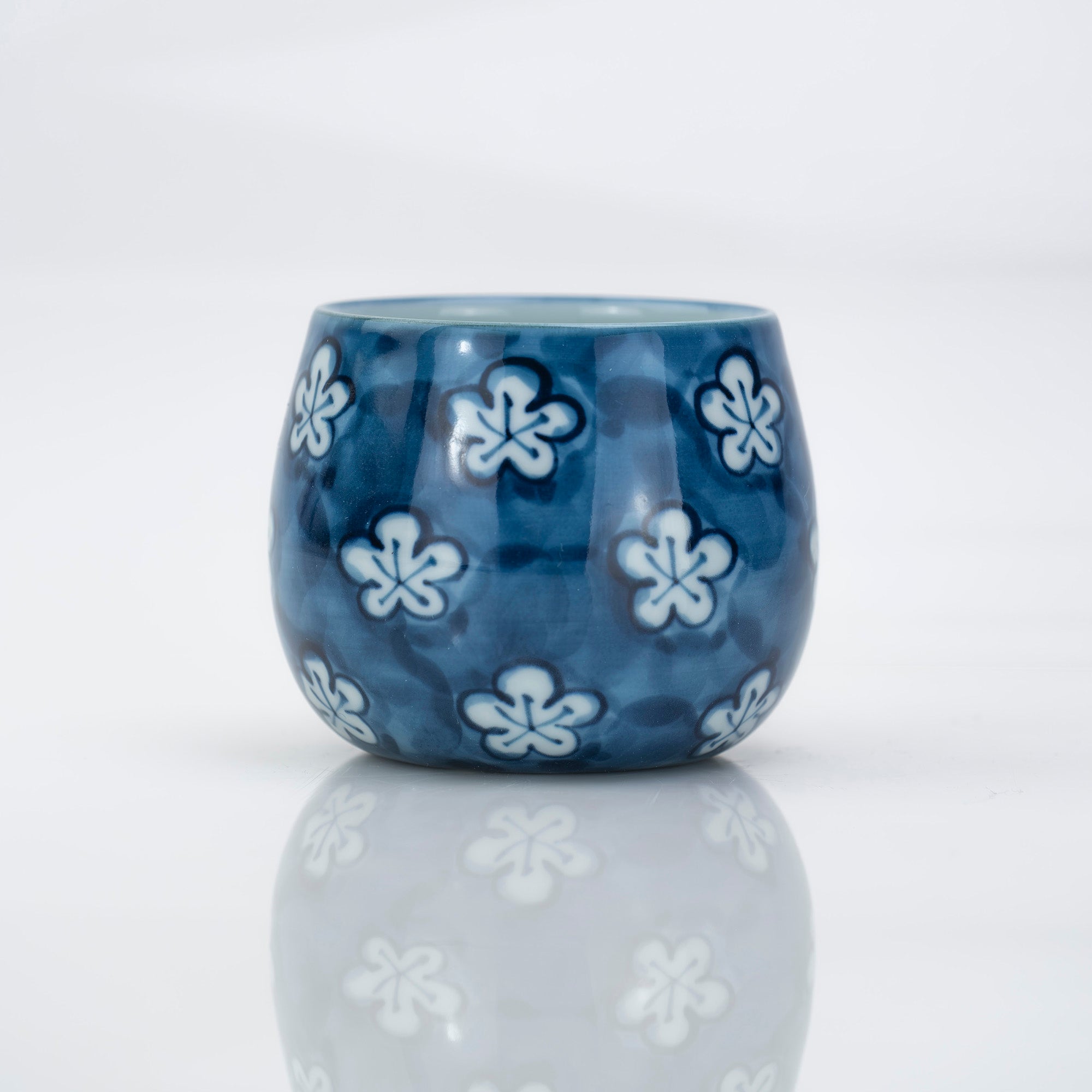 Gen'emon Kiln: Old-dyed style pine, bamboo and plum teacups, set of 3, Arita ware
