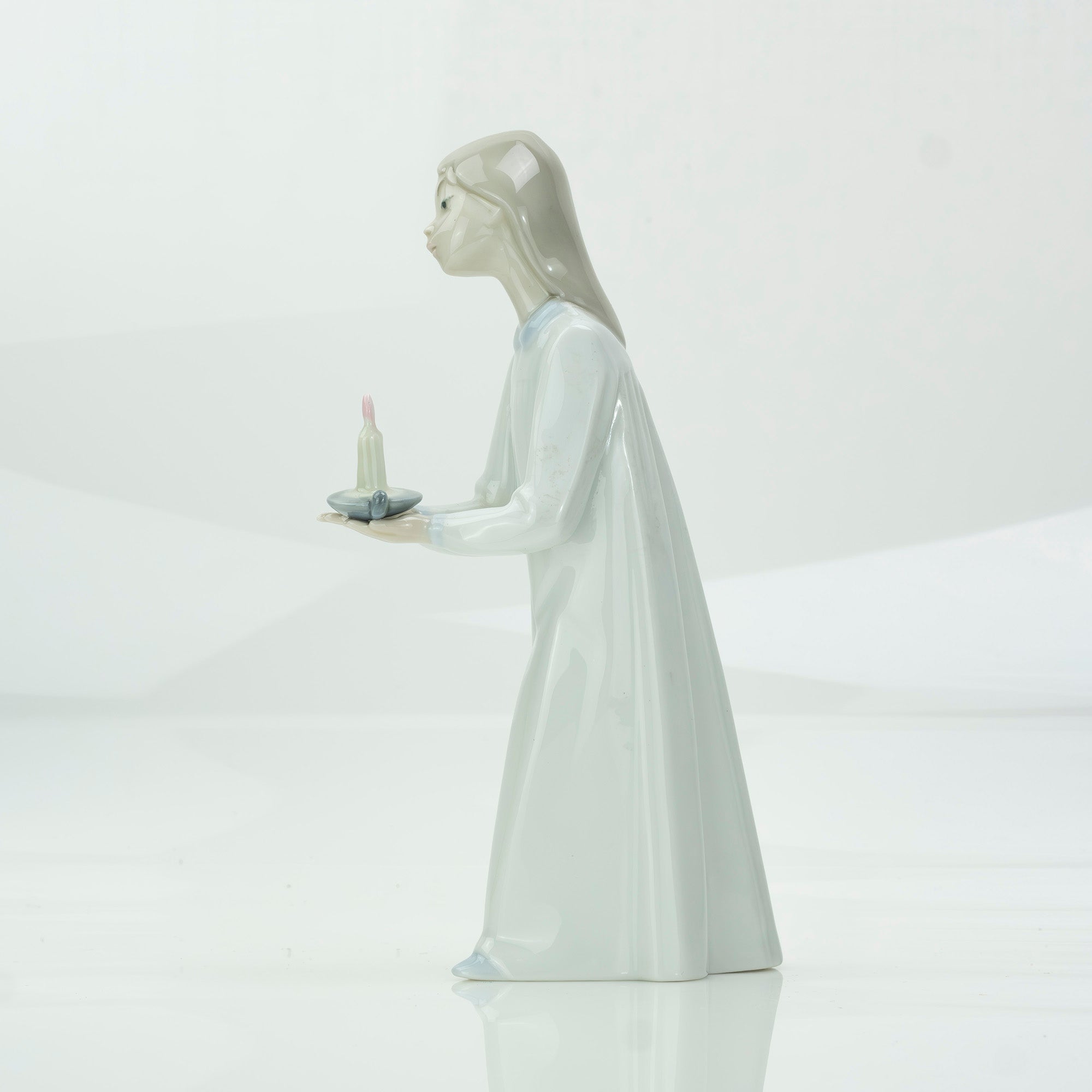 Lladro Girl with a Candle Fulgencio Garcia Figurine 1974