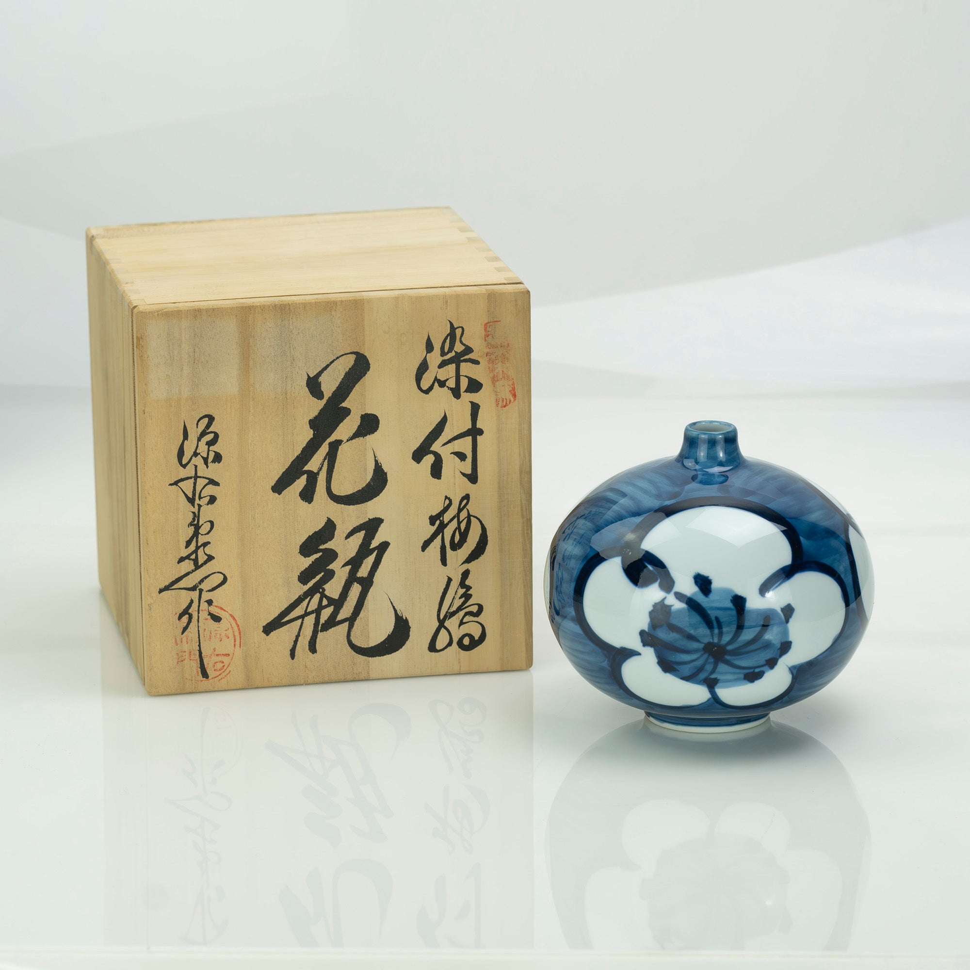 Gen'emon Kiln, Old-dyed plum blossom vase, Arita ware, Ko-Imari, box, good condition