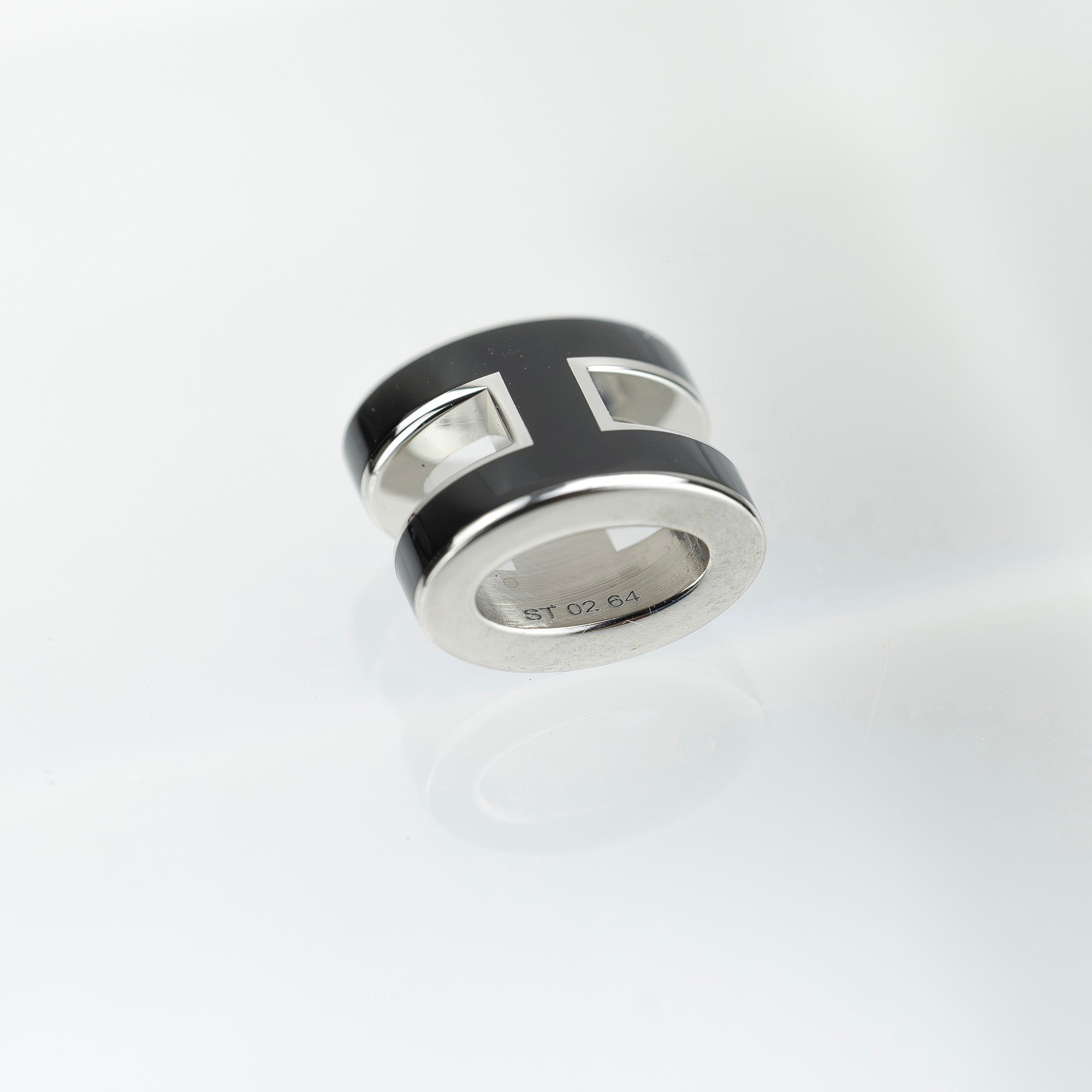 Hermès Pop Ash Mini Necklace in Black and Silver Metal with an H Logo Pendant. Excellent Condition. Includes Box and Dust Bag.