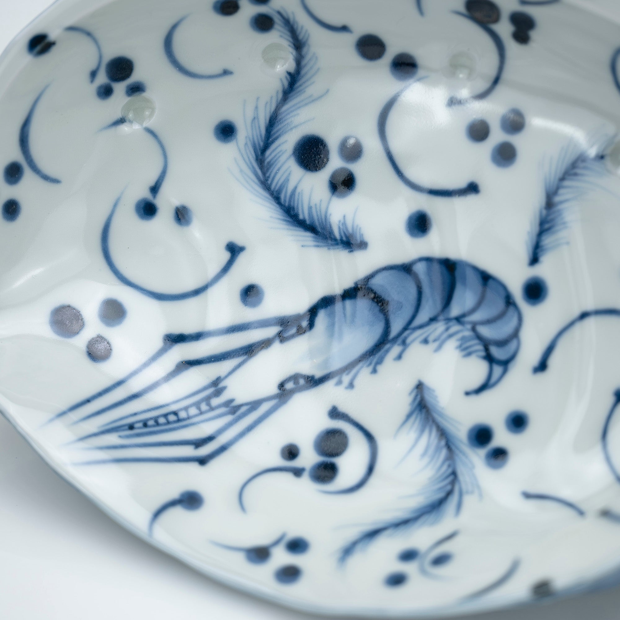 Set of 5 sashimi bowls and soy sauce dishes, blue and white with a rough sea design, by Kato Toshimasa, Heian Period. Comes with original box. Shell-shaped Japanese tableware, made in Japan. Traditional craftsmanship, Kiyomizu ware.