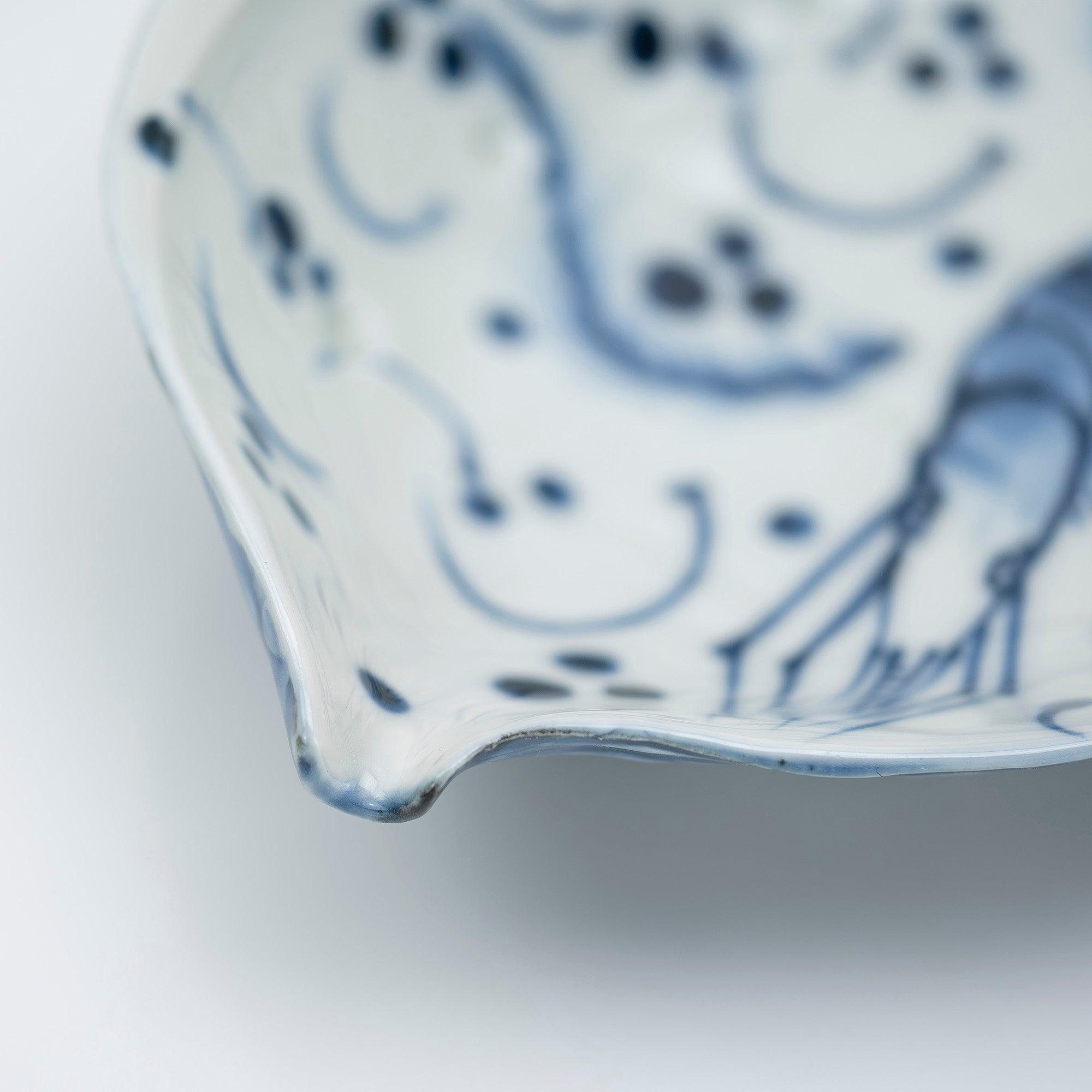 Set of 5 sashimi bowls and soy sauce dishes, blue and white with a rough sea design, by Kato Toshimasa, Heian Period. Comes with original box. Shell-shaped Japanese tableware, made in Japan. Traditional craftsmanship, Kiyomizu ware.