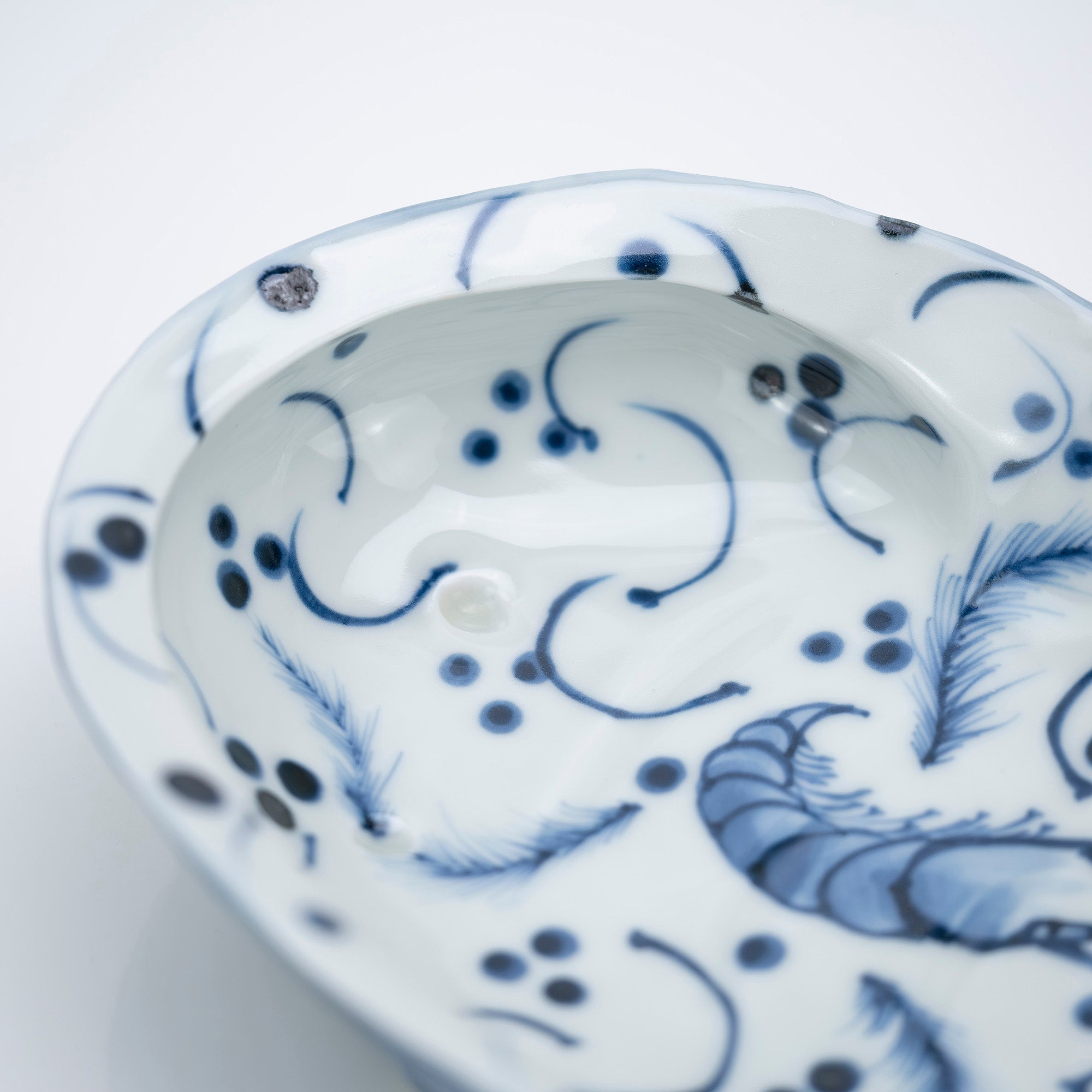 Set of 5 sashimi bowls and soy sauce dishes, blue and white with a rough sea design, by Kato Toshimasa, Heian Period. Comes with original box. Shell-shaped Japanese tableware, made in Japan. Traditional craftsmanship, Kiyomizu ware.