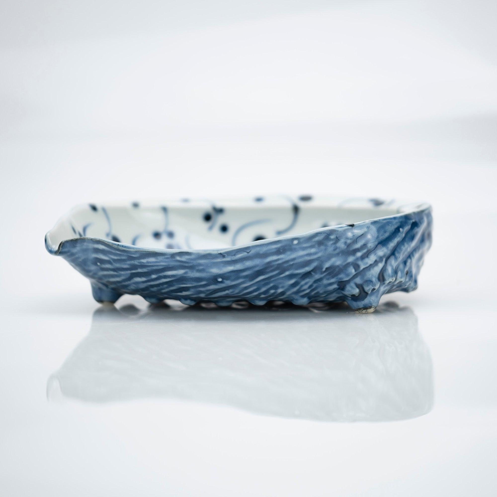 Set of 5 sashimi bowls and soy sauce dishes, blue and white with a rough sea design, by Kato Toshimasa, Heian Period. Comes with original box. Shell-shaped Japanese tableware, made in Japan. Traditional craftsmanship, Kiyomizu ware.