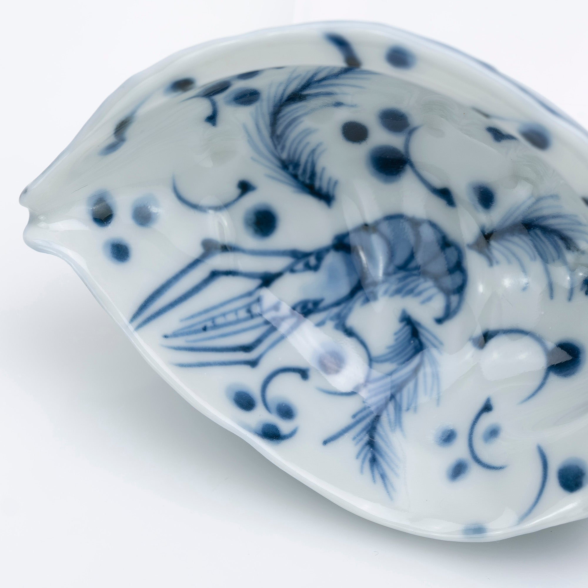 Set of 5 sashimi bowls and soy sauce dishes, blue and white with a rough sea design, by Kato Toshimasa, Heian Period. Comes with original box. Shell-shaped Japanese tableware, made in Japan. Traditional craftsmanship, Kiyomizu ware.