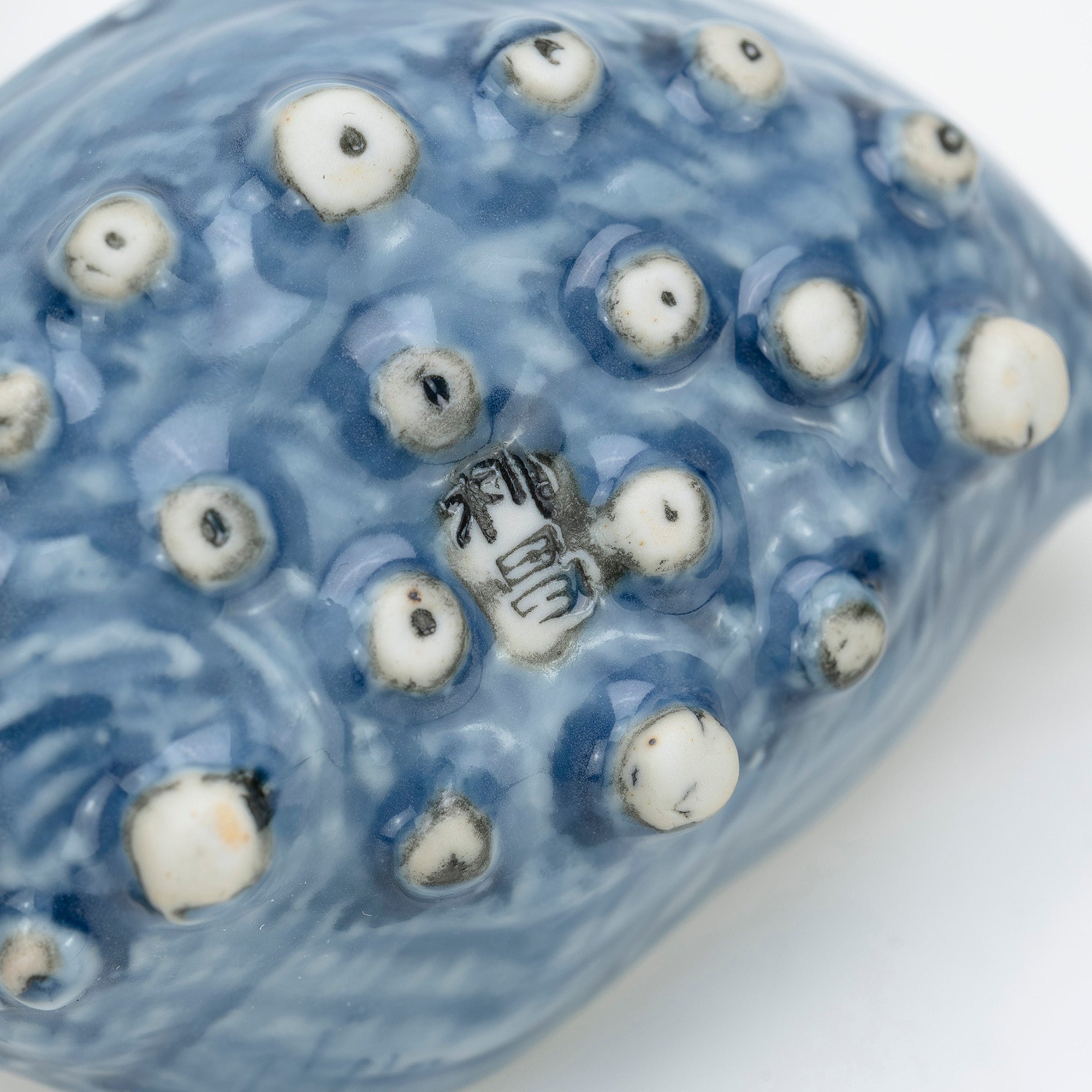 Set of 5 sashimi bowls and soy sauce dishes, blue and white with a rough sea design, by Kato Toshimasa, Heian Period. Comes with original box. Shell-shaped Japanese tableware, made in Japan. Traditional craftsmanship, Kiyomizu ware.