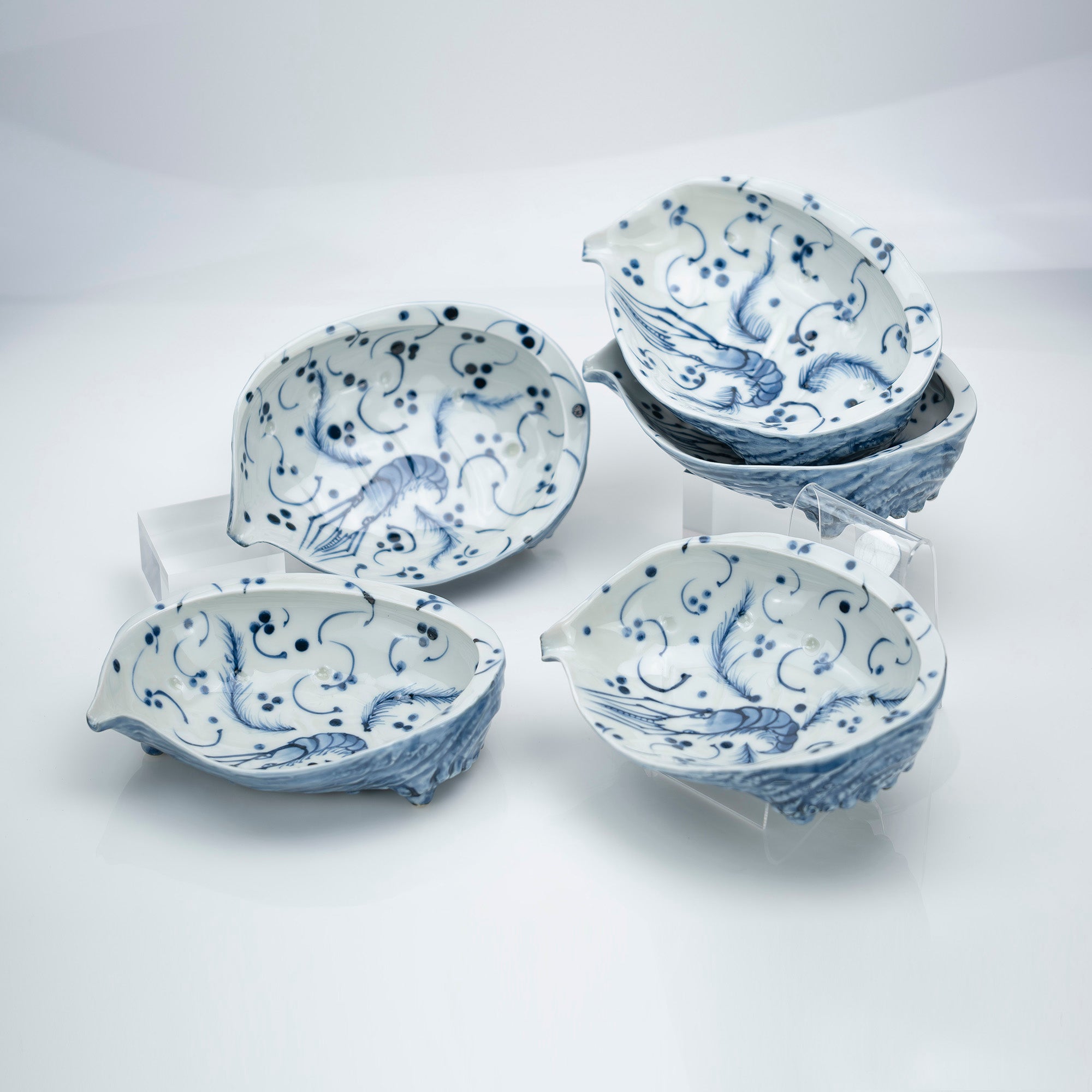Set of 5 sashimi bowls and soy sauce dishes, blue and white with a rough sea design, by Kato Toshimasa, Heian Period. Comes with original box. Shell-shaped Japanese tableware, made in Japan. Traditional craftsmanship, Kiyomizu ware.