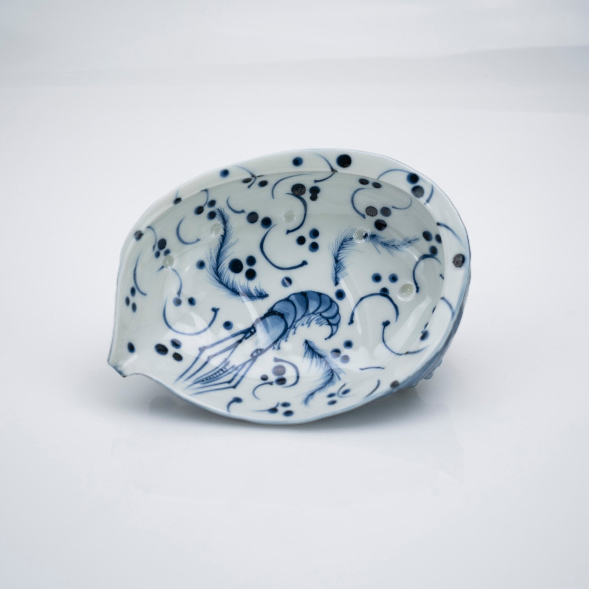 Set of 5 sashimi bowls and soy sauce dishes, blue and white with a rough sea design, by Kato Toshimasa, Heian Period. Comes with original box. Shell-shaped Japanese tableware, made in Japan. Traditional craftsmanship, Kiyomizu ware.