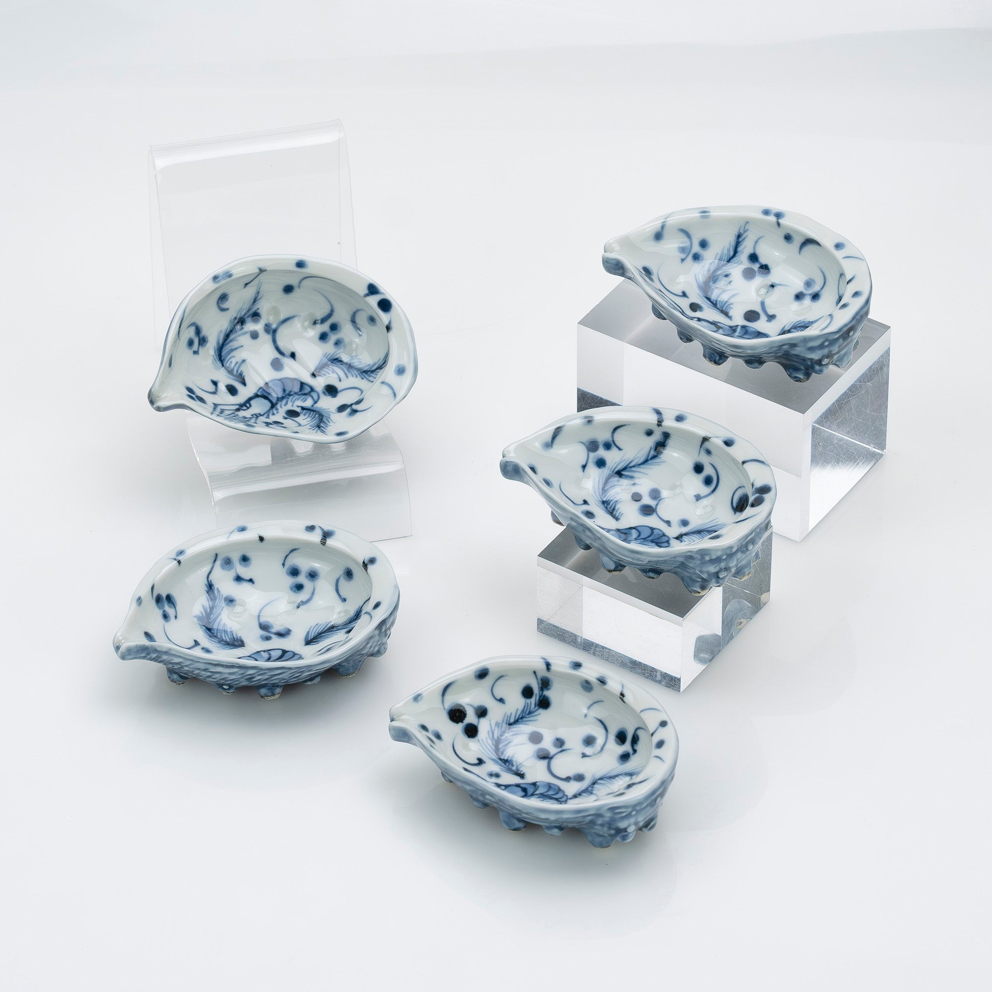 Set of 5 sashimi bowls and soy sauce dishes, blue and white with a rough sea design, by Kato Toshimasa, Heian Period. Comes with original box. Shell-shaped Japanese tableware, made in Japan. Traditional craftsmanship, Kiyomizu ware.