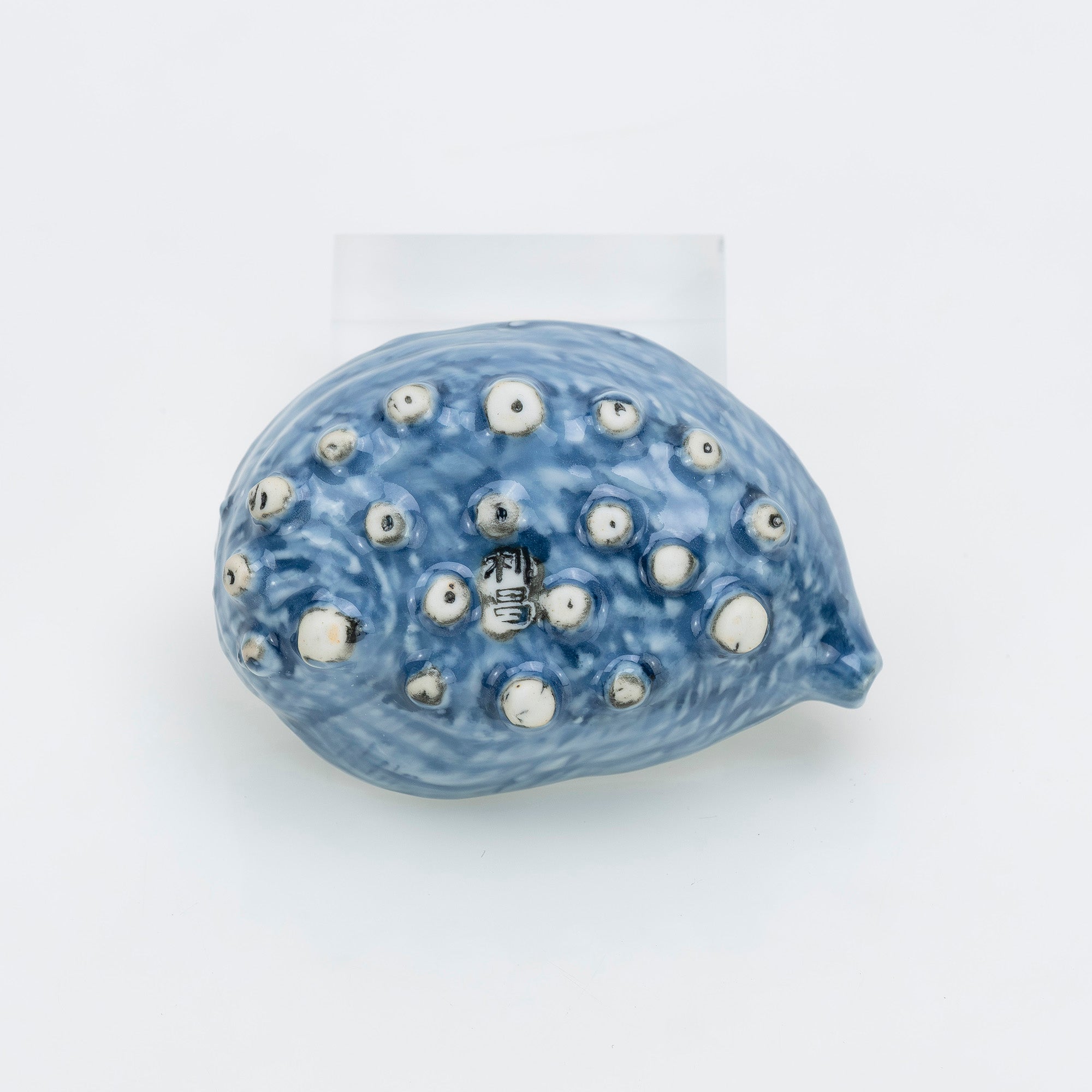 Set of 5 sashimi bowls and soy sauce dishes, blue and white with a rough sea design, by Kato Toshimasa, Heian Period. Comes with original box. Shell-shaped Japanese tableware, made in Japan. Traditional craftsmanship, Kiyomizu ware.