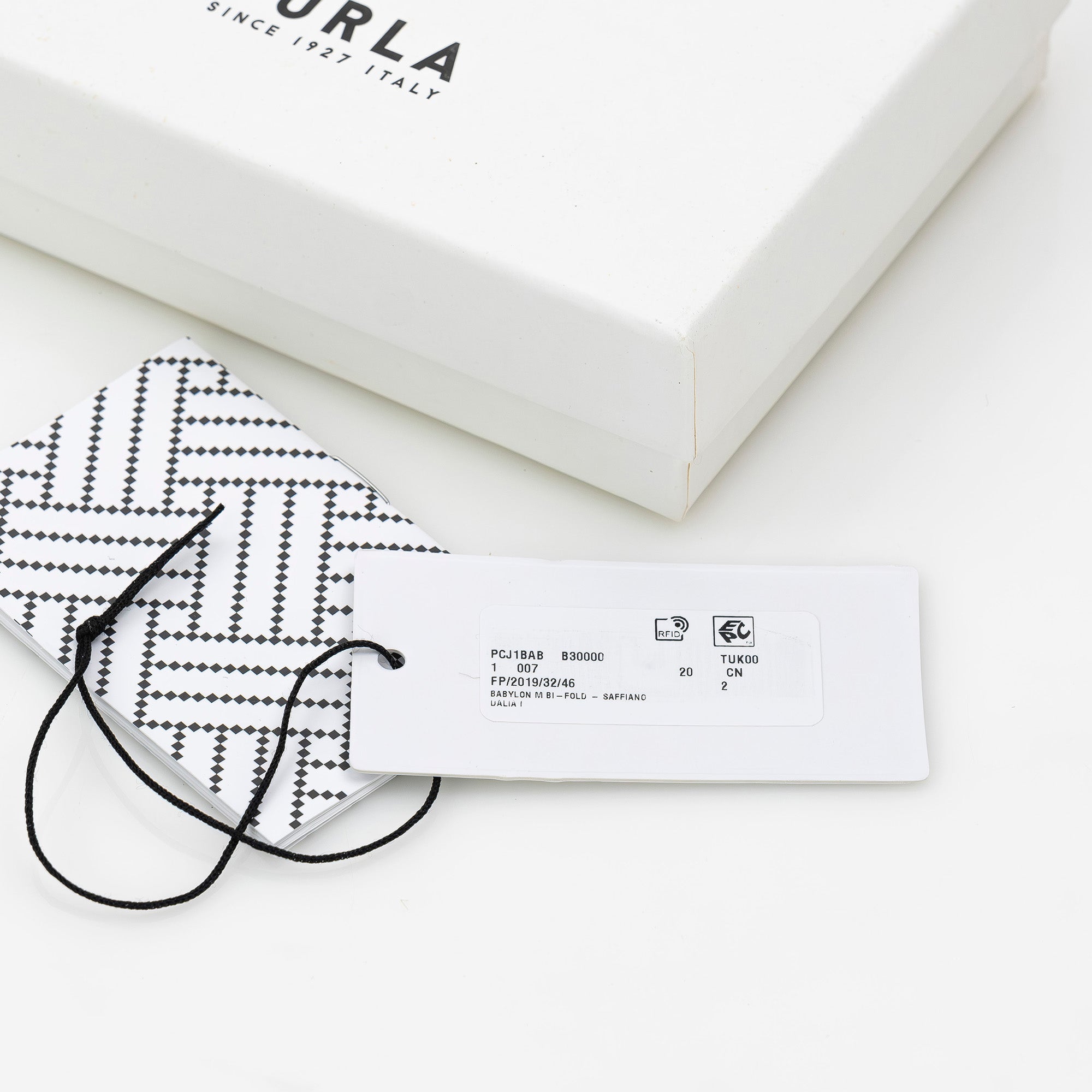 フルラ FURLA バビロン 二つ折り 財布 ダリアベージュ サフィアーノレザー コンパクトウォレット 【箱・保存袋付】