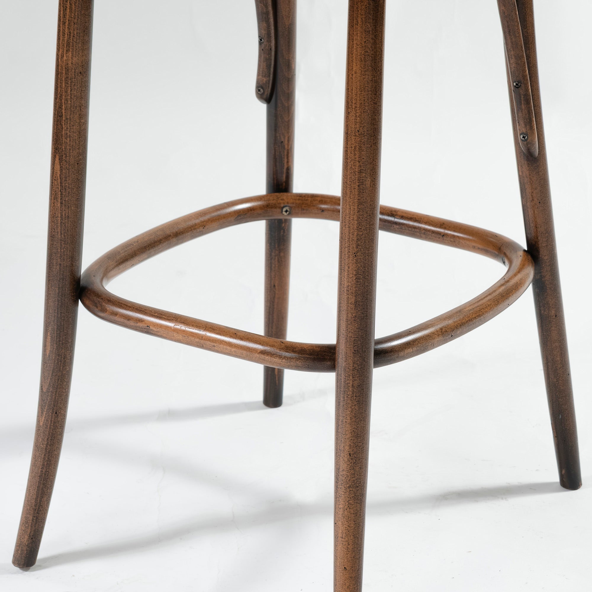 TON bentwood high chair, made of beech wood by Thonet, Czech Republic. Antique-style country bar stool.