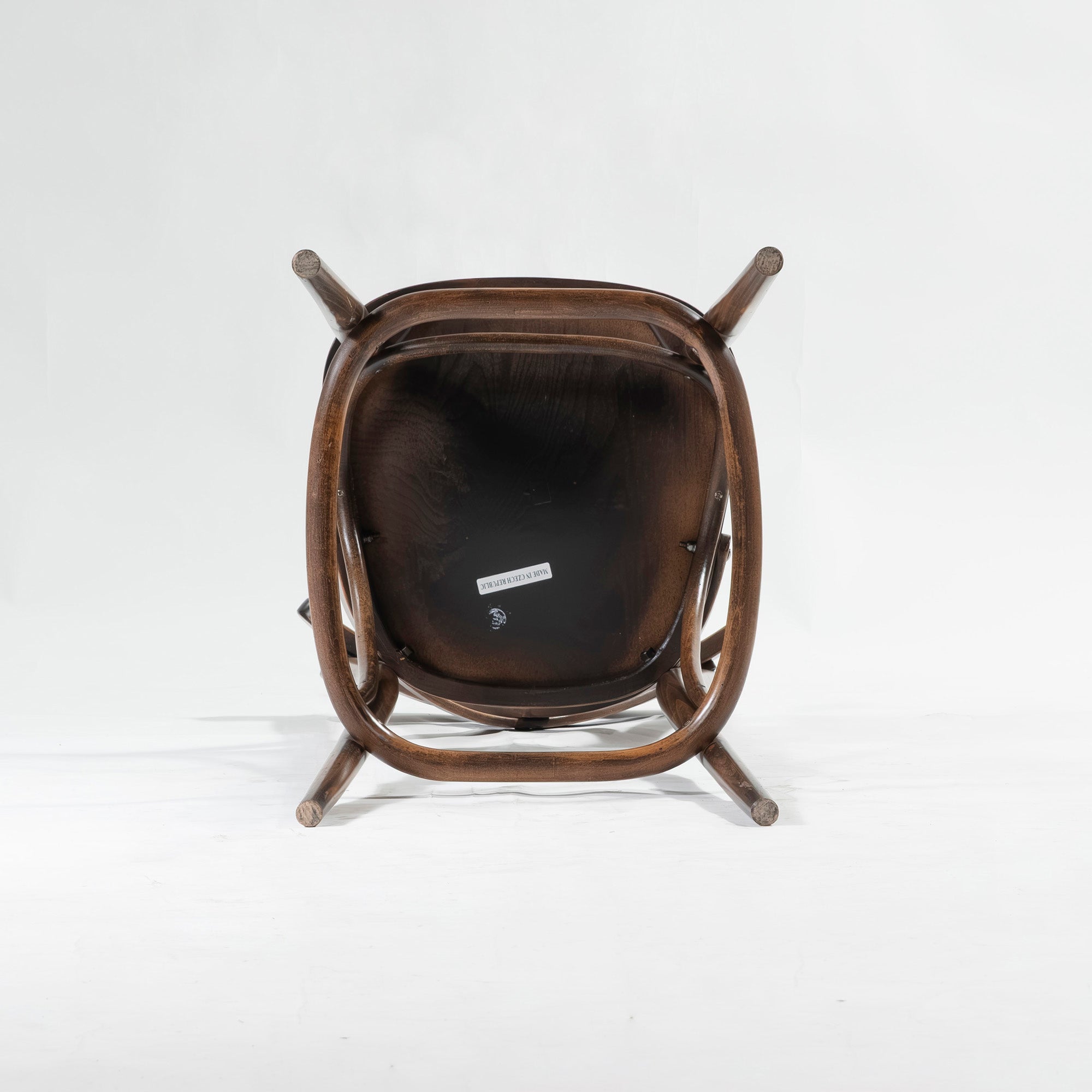 TON bentwood high chair, made of beech wood by Thonet, Czech Republic. Antique-style country bar stool.