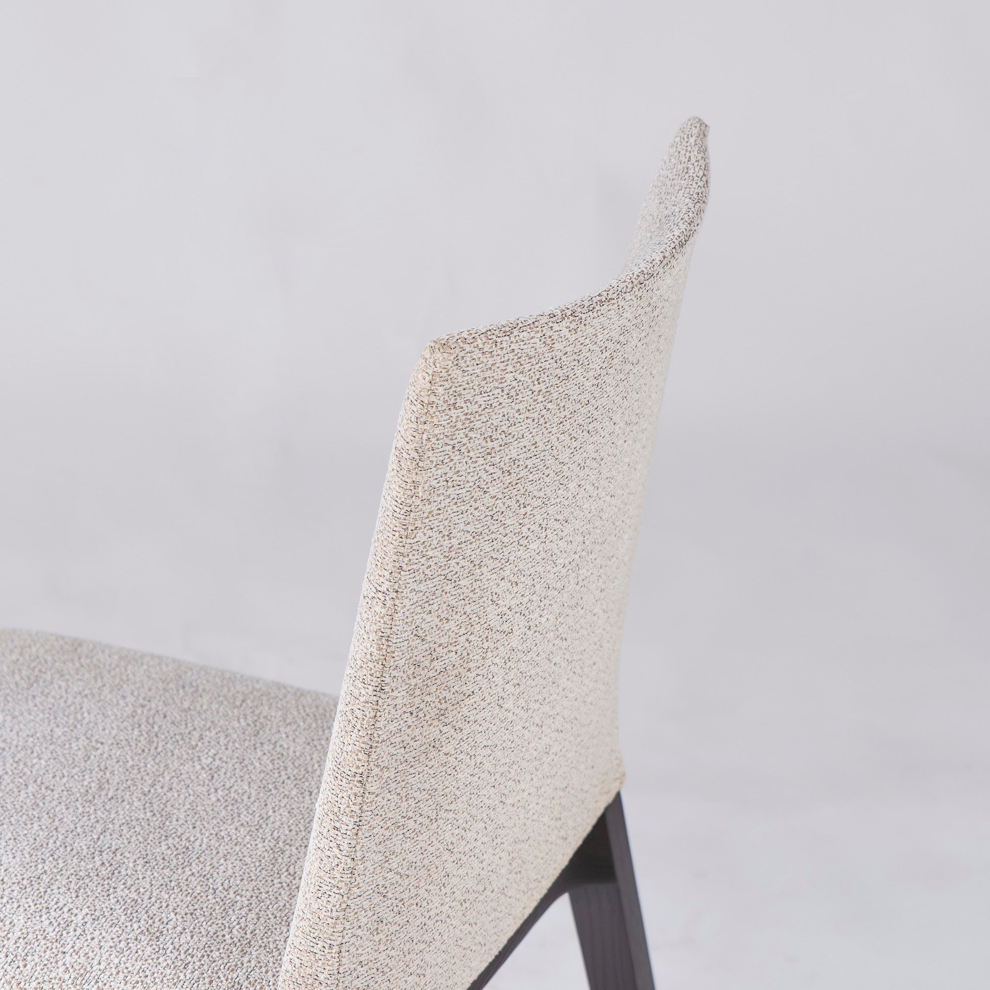 ダイニングチェア カッシーナ Cassina IXC. LINE ライン アームレスチェア(1) アッシュ材 ファブリック イタリアモダン ラグジュアリー