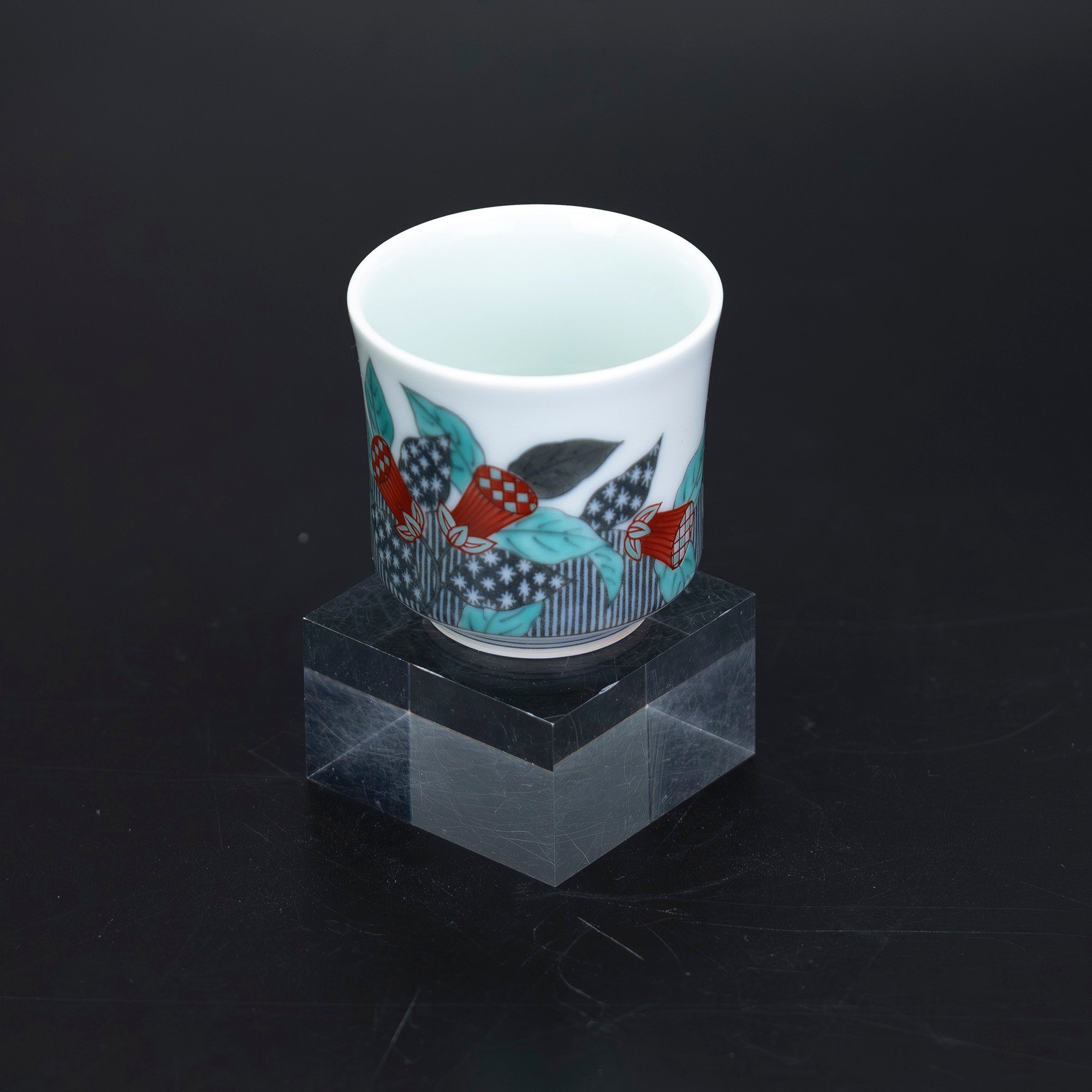 Living National Treasure Imaizumi Imaemon XIV, Sake Cup with Iro-Nabeshima Design, Colored Ink and Ink-Splashed Grass Design, Original Box, Bookmark Included, Arita Ware, Excellent Condition