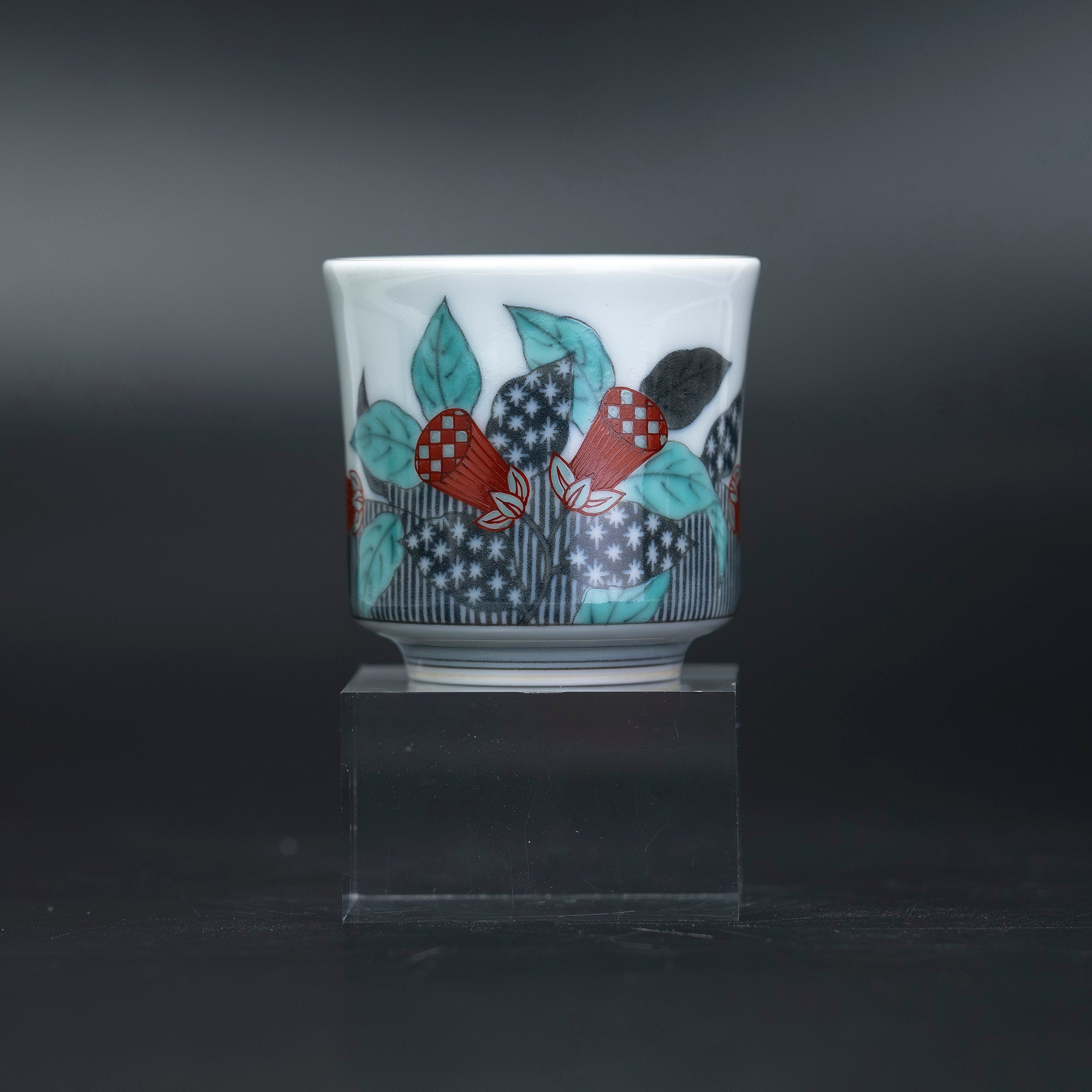 Living National Treasure Imaizumi Imaemon XIV, Sake Cup with Iro-Nabeshima Design, Colored Ink and Ink-Splashed Grass Design, Original Box, Bookmark Included, Arita Ware, Excellent Condition