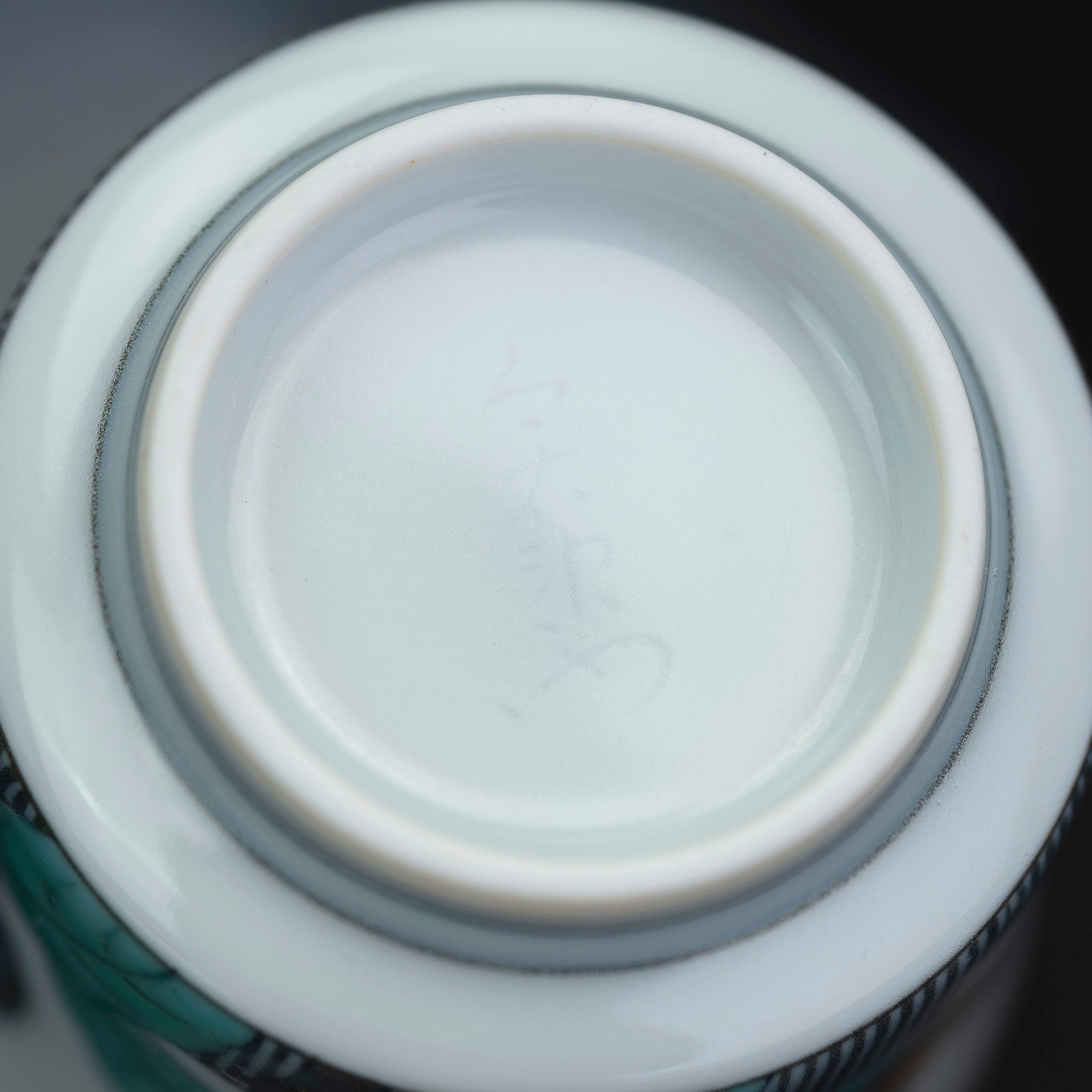 Living National Treasure Imaizumi Imaemon XIV, Sake Cup with Iro-Nabeshima Design, Colored Ink and Ink-Splashed Grass Design, Original Box, Bookmark Included, Arita Ware, Excellent Condition