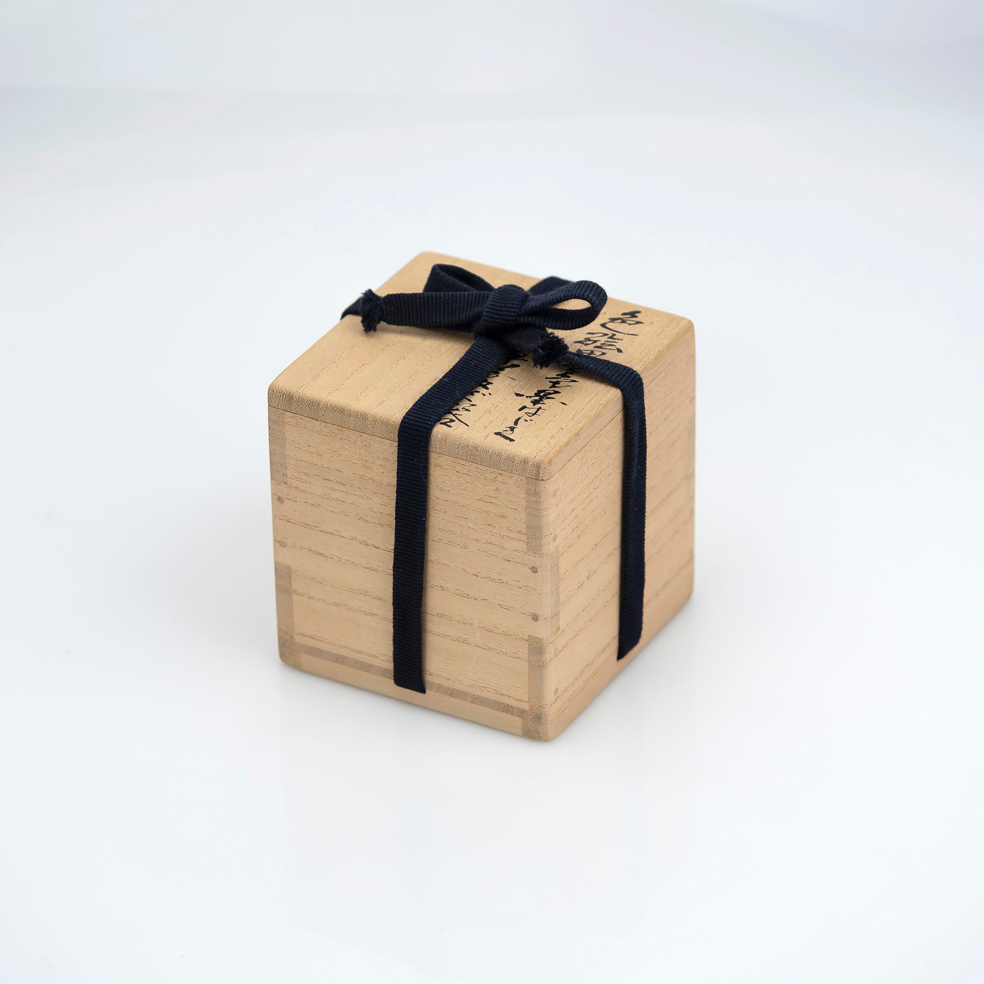 Living National Treasure Imaizumi Imaemon XIV, Sake Cup with Iro-Nabeshima Design, Colored Ink and Ink-Splashed Grass Design, Original Box, Bookmark Included, Arita Ware, Excellent Condition