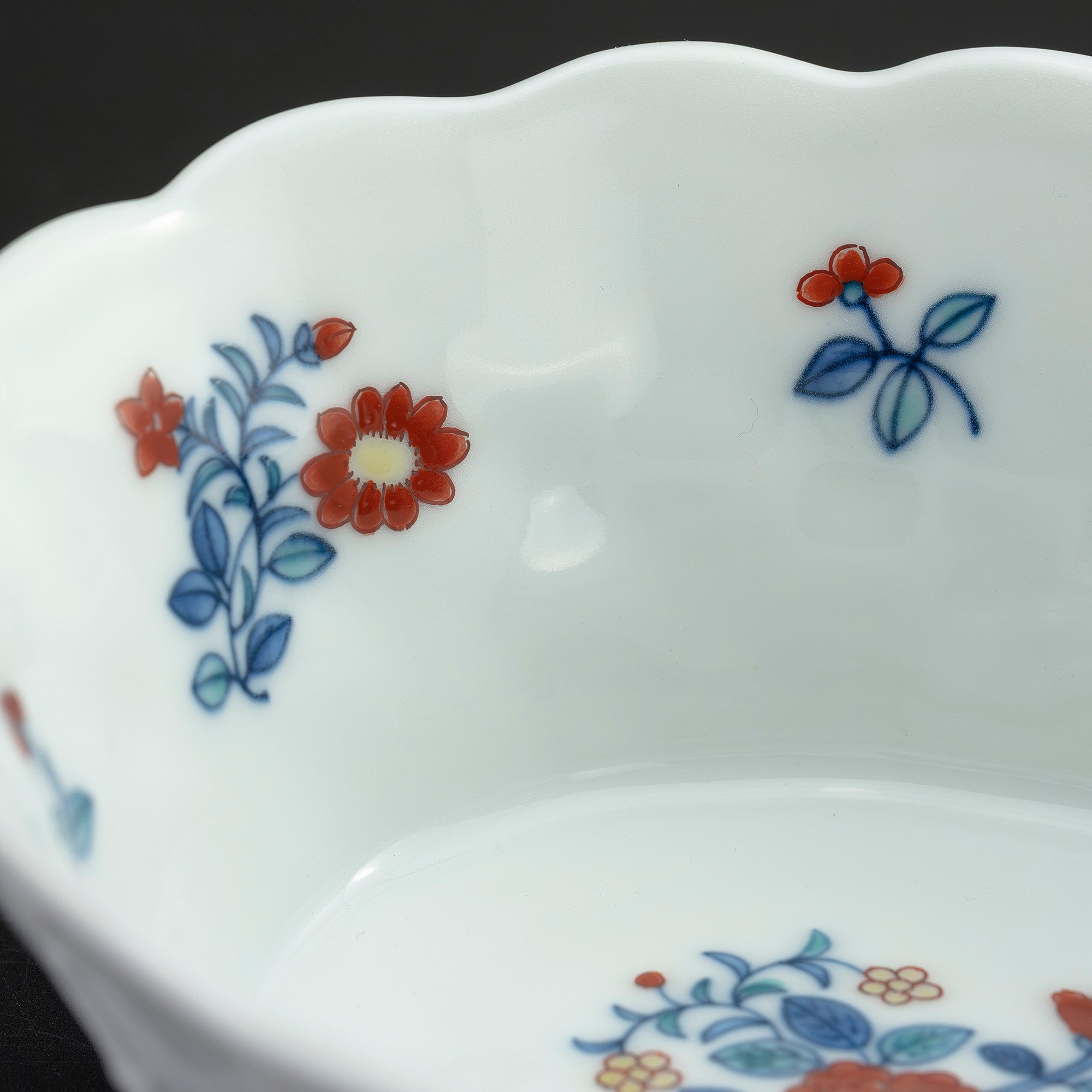 今泉今右衛門 錦花画 ボンボン入れ 濁手 色絵磁器 菓子器 小鉢 輪花鉢 有田焼 花文様 名窯 和食器 伝統工芸